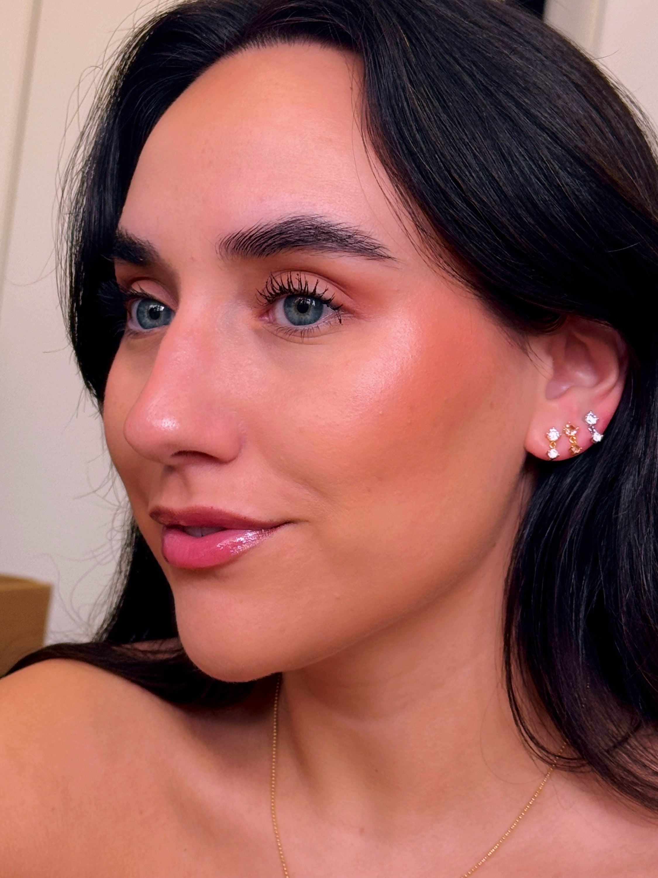 Mini brincos pontos de luz com pendente | 3 Cores