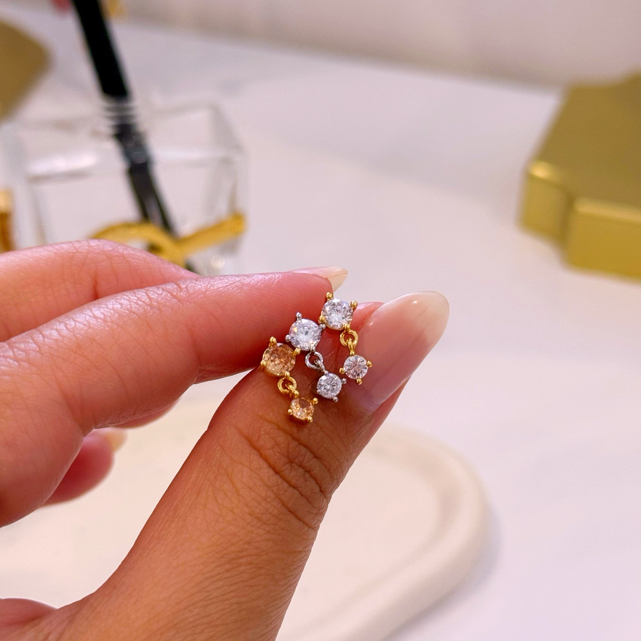 Mini brincos pontos de luz com pendente | 3 Cores