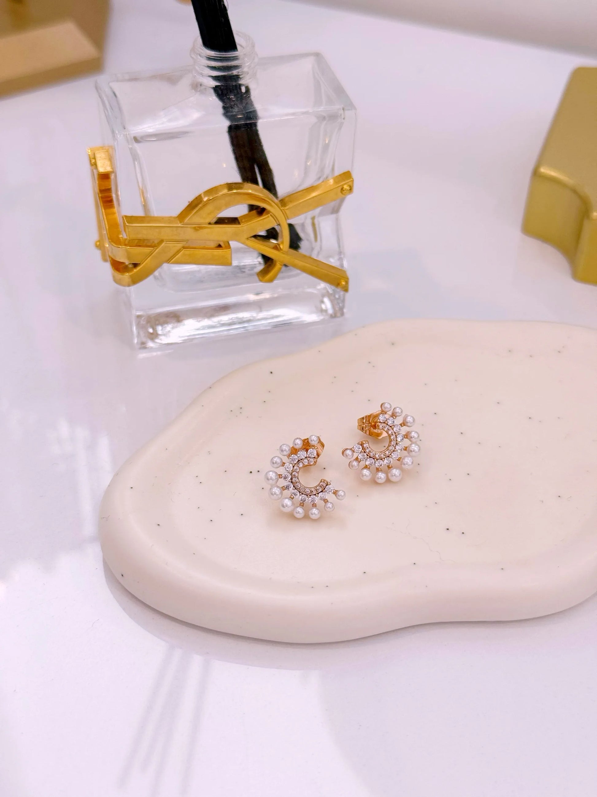 Brincos meio círculo com pérolas e brilhantes | Rose Gold