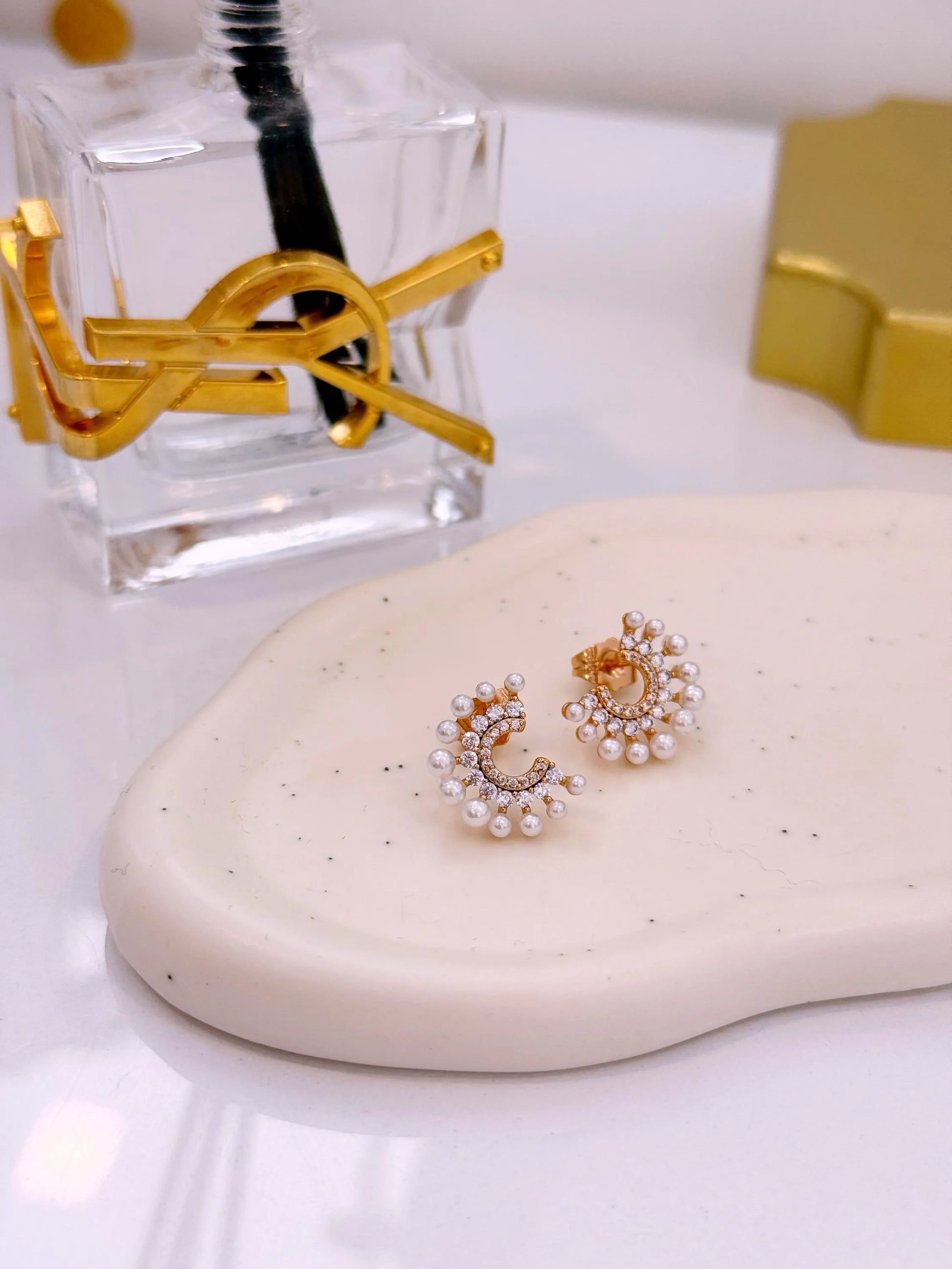Brincos meio círculo com pérolas e brilhantes | Rose Gold