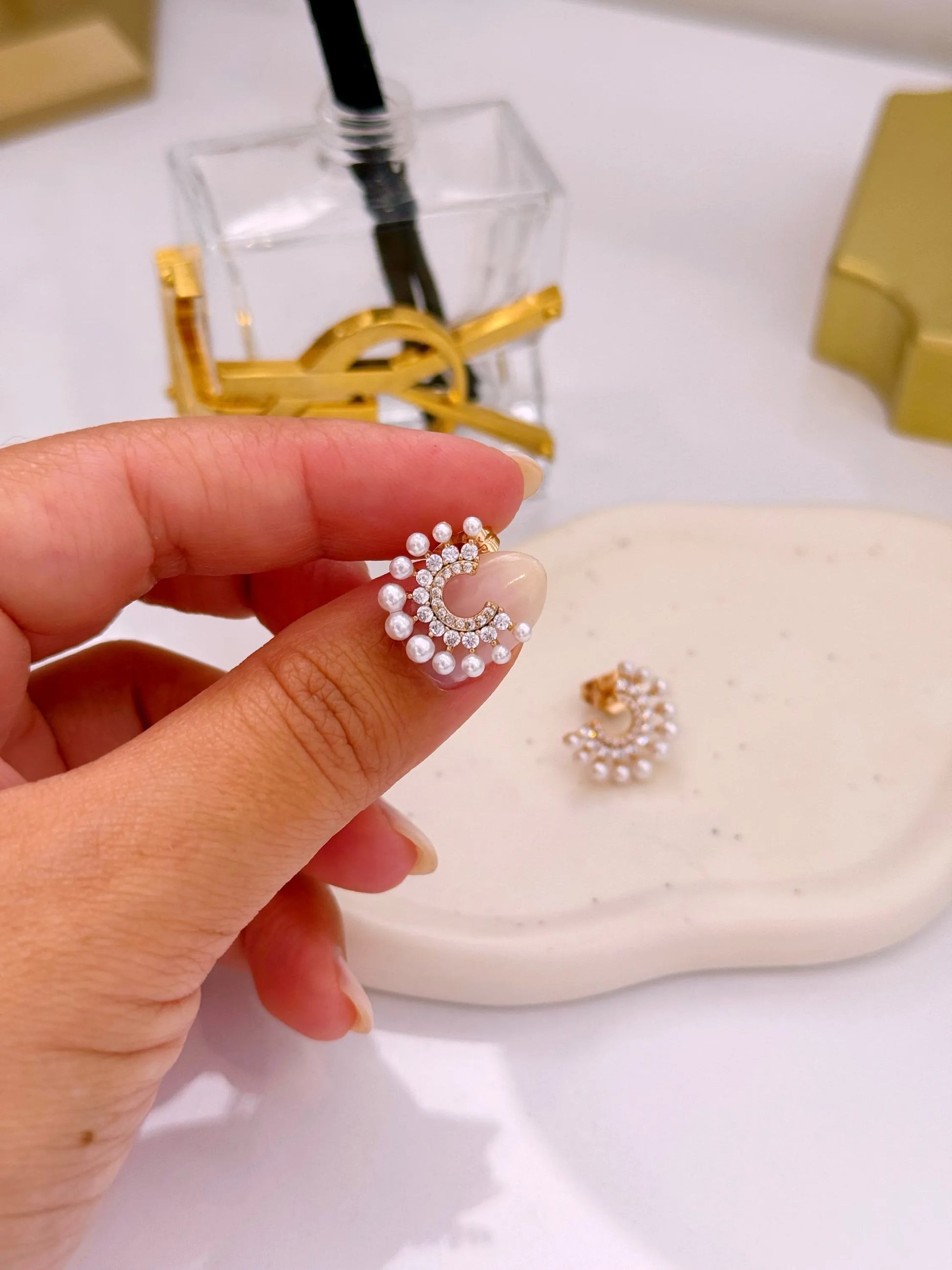Brincos meio círculo com pérolas e brilhantes | Rose Gold