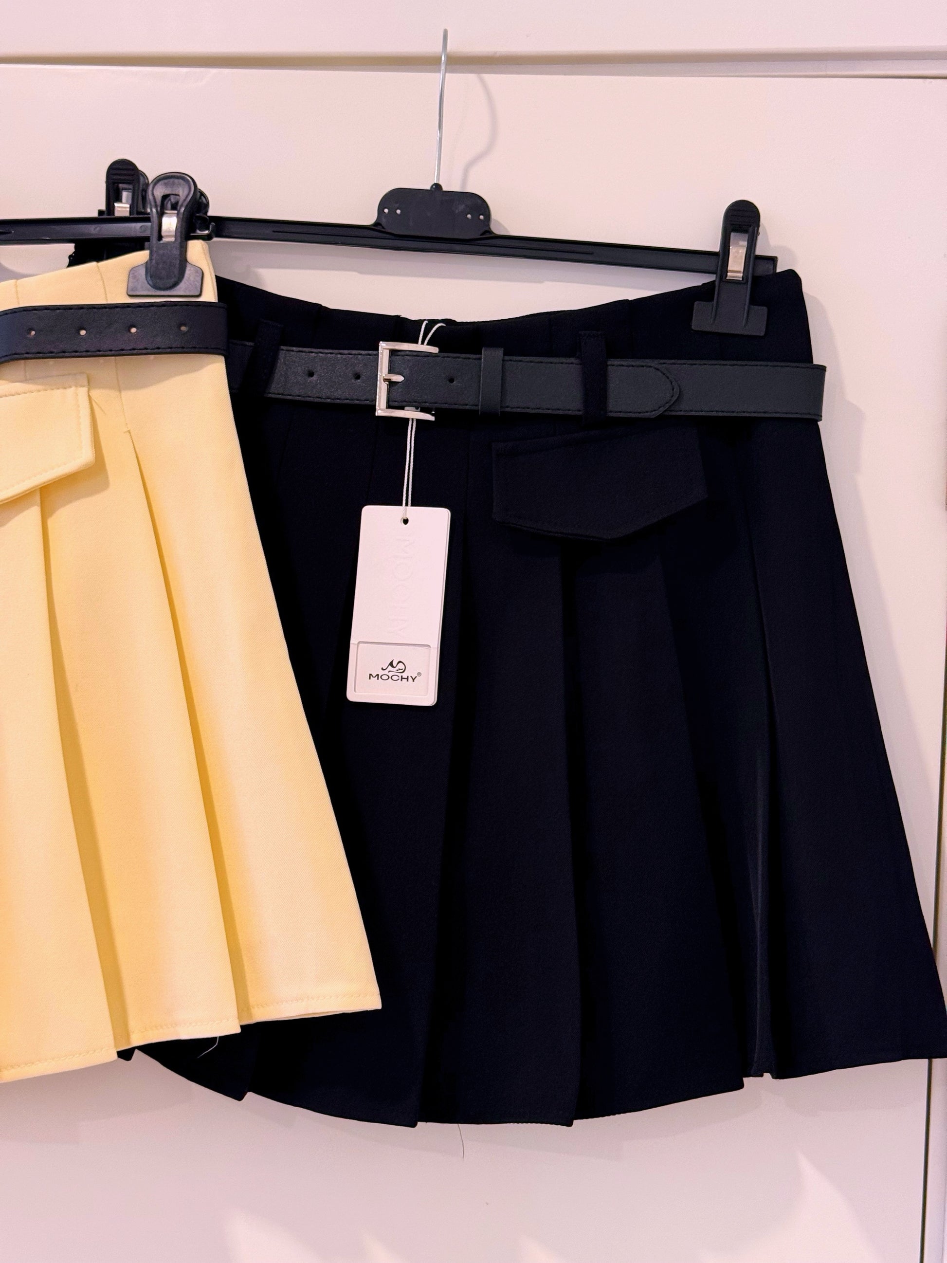 Saia-calção curta com pregas | Preto • MOCHY