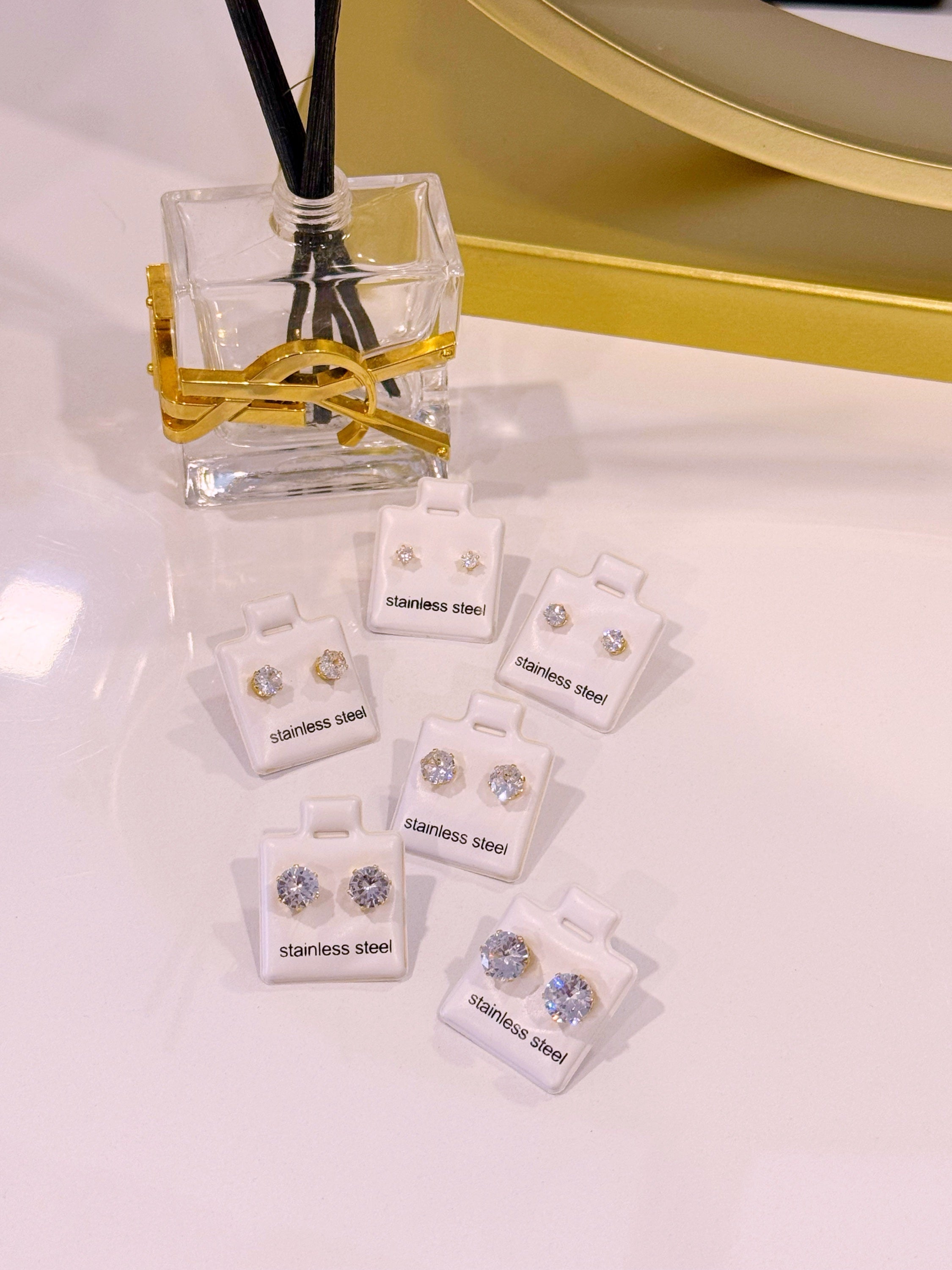 Brincos Pontos de Luz | Dourado • de 3 a 8 mm