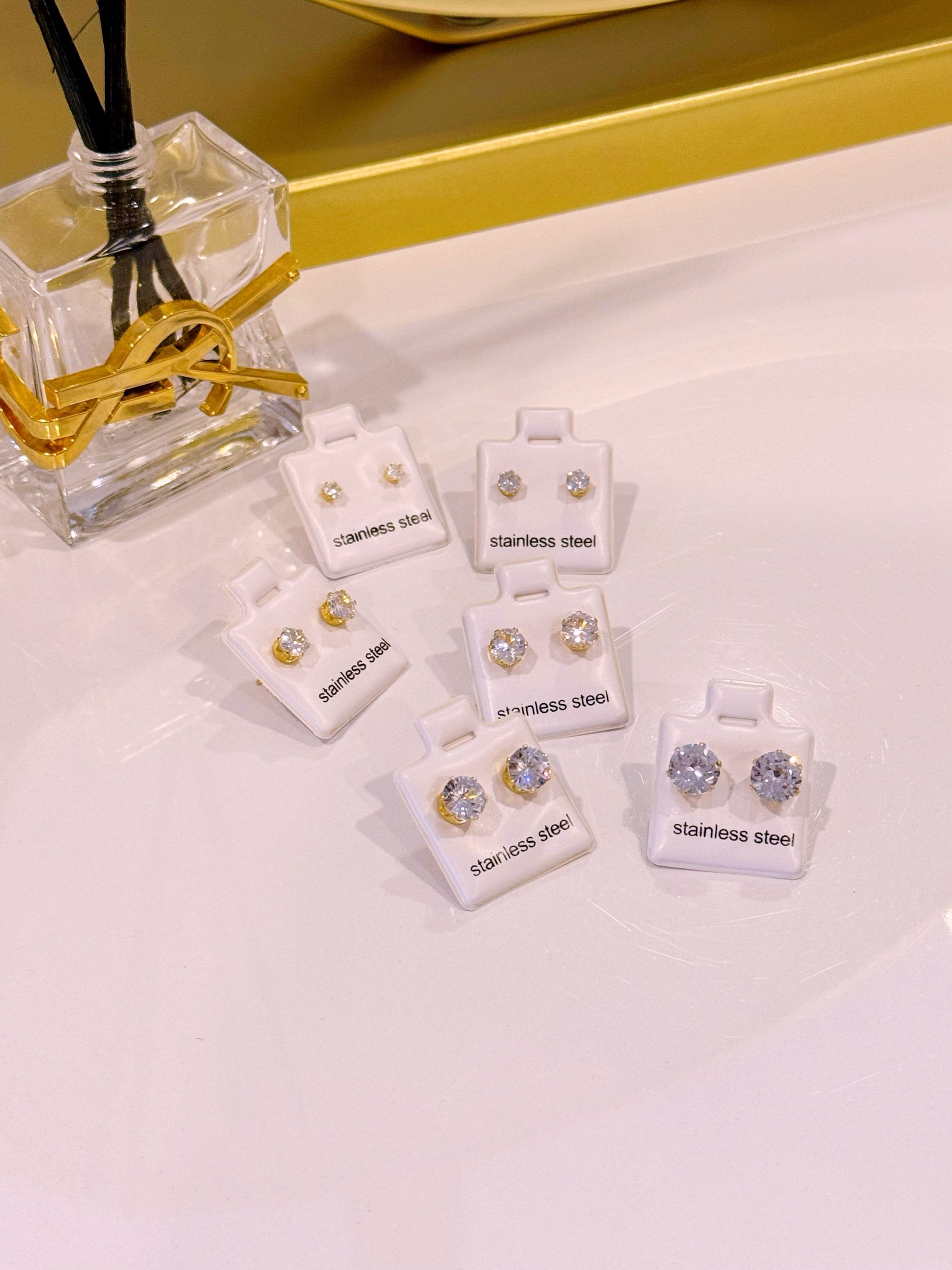 Brincos Pontos de Luz | Dourado • de 3 a 8 mm