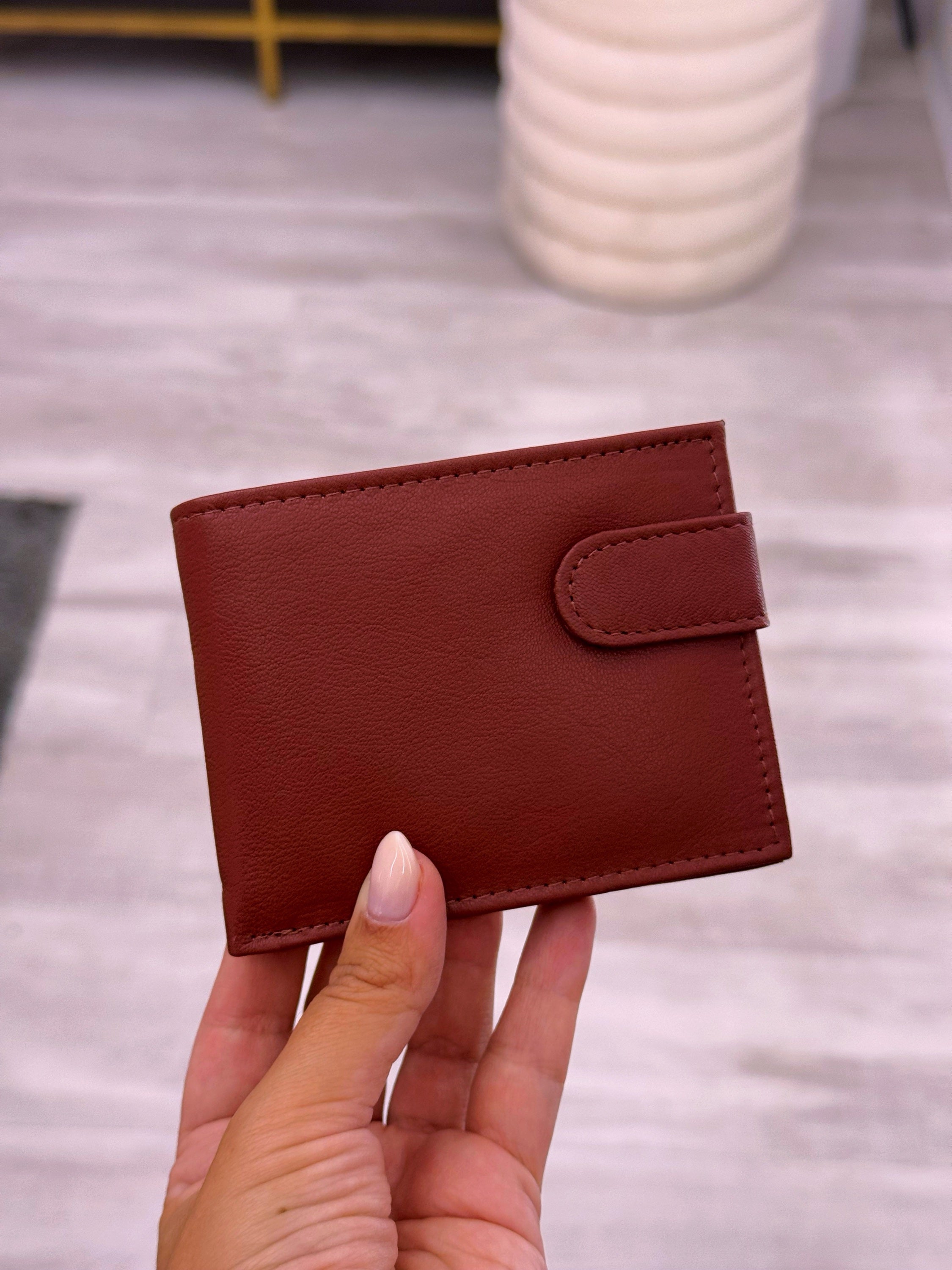 Carteira em pele com fecho de mola