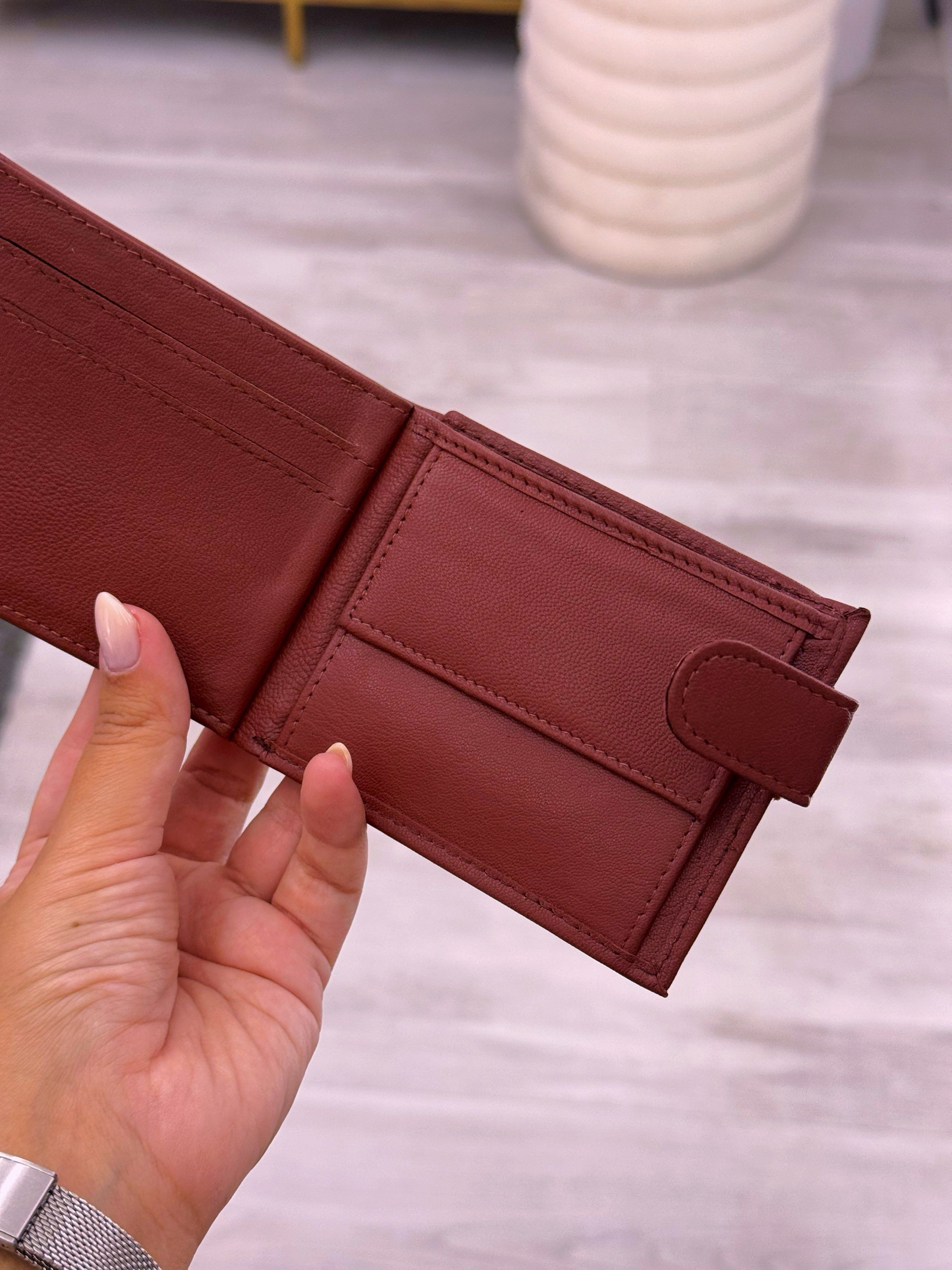 Carteira em pele com fecho de mola