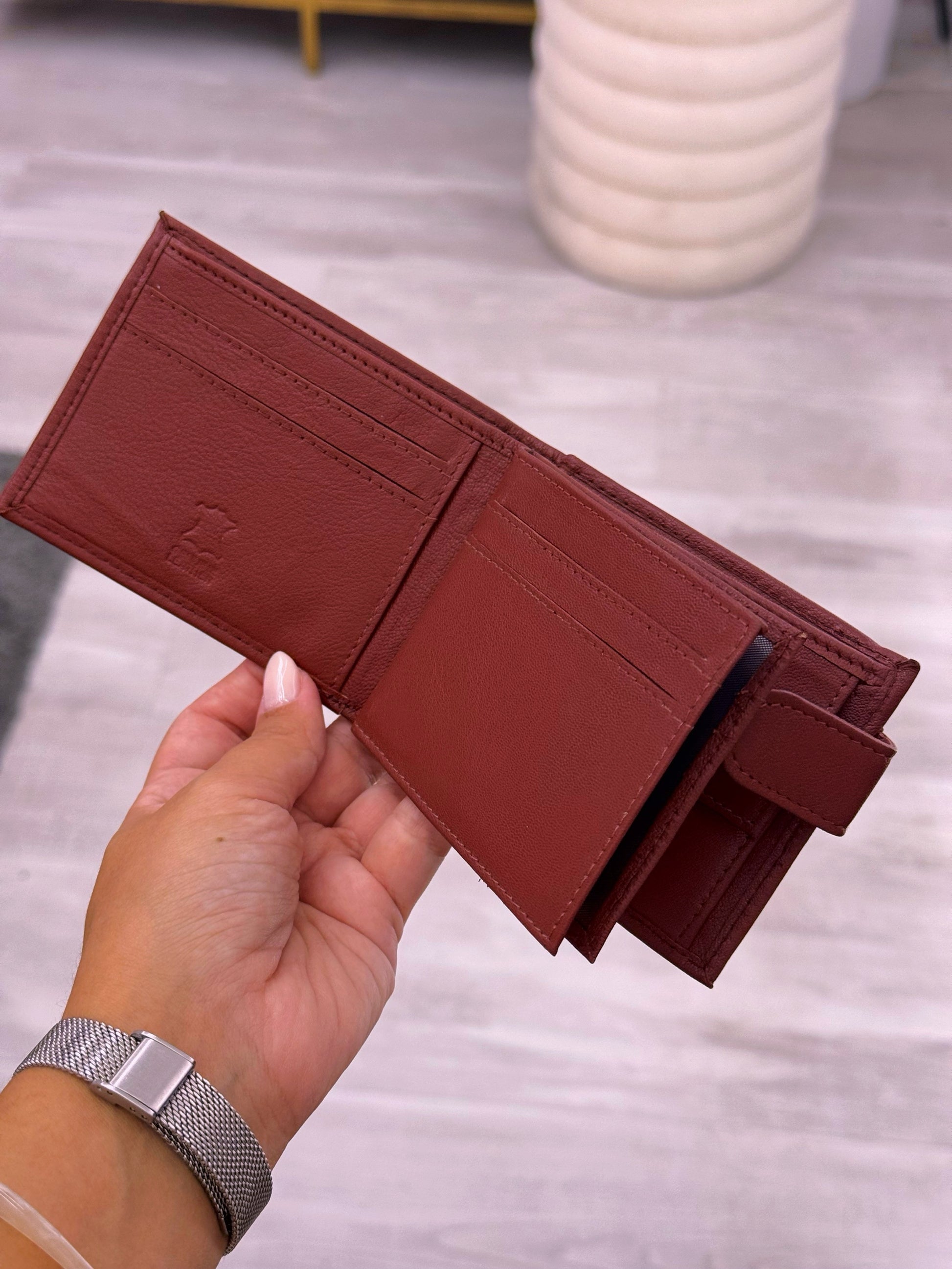 Carteira em pele com fecho de mola