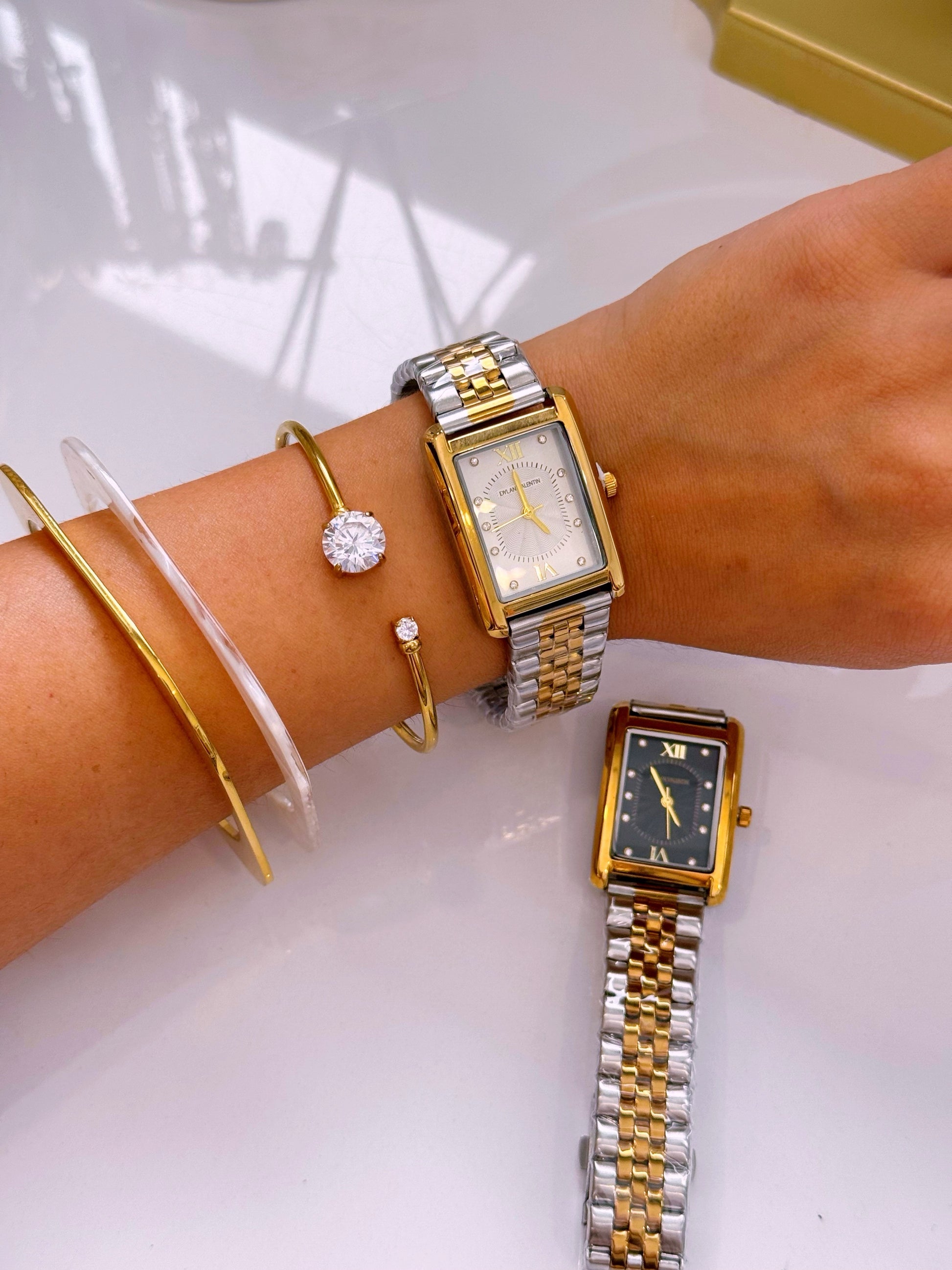 Relógio Analógico mostrador retangular | Fundo Branco