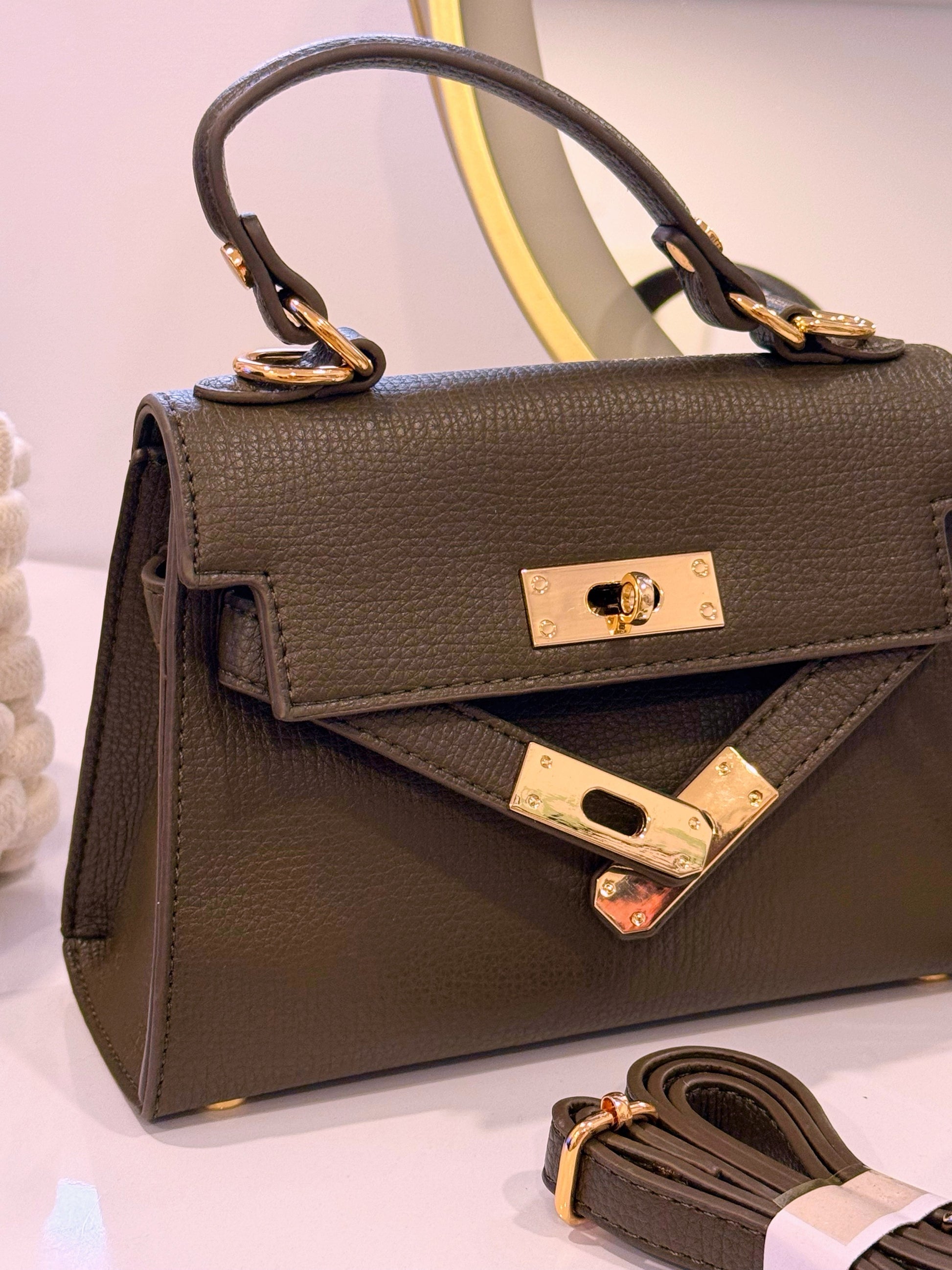 Mala de mão elegante com pormenores dourados | Verde