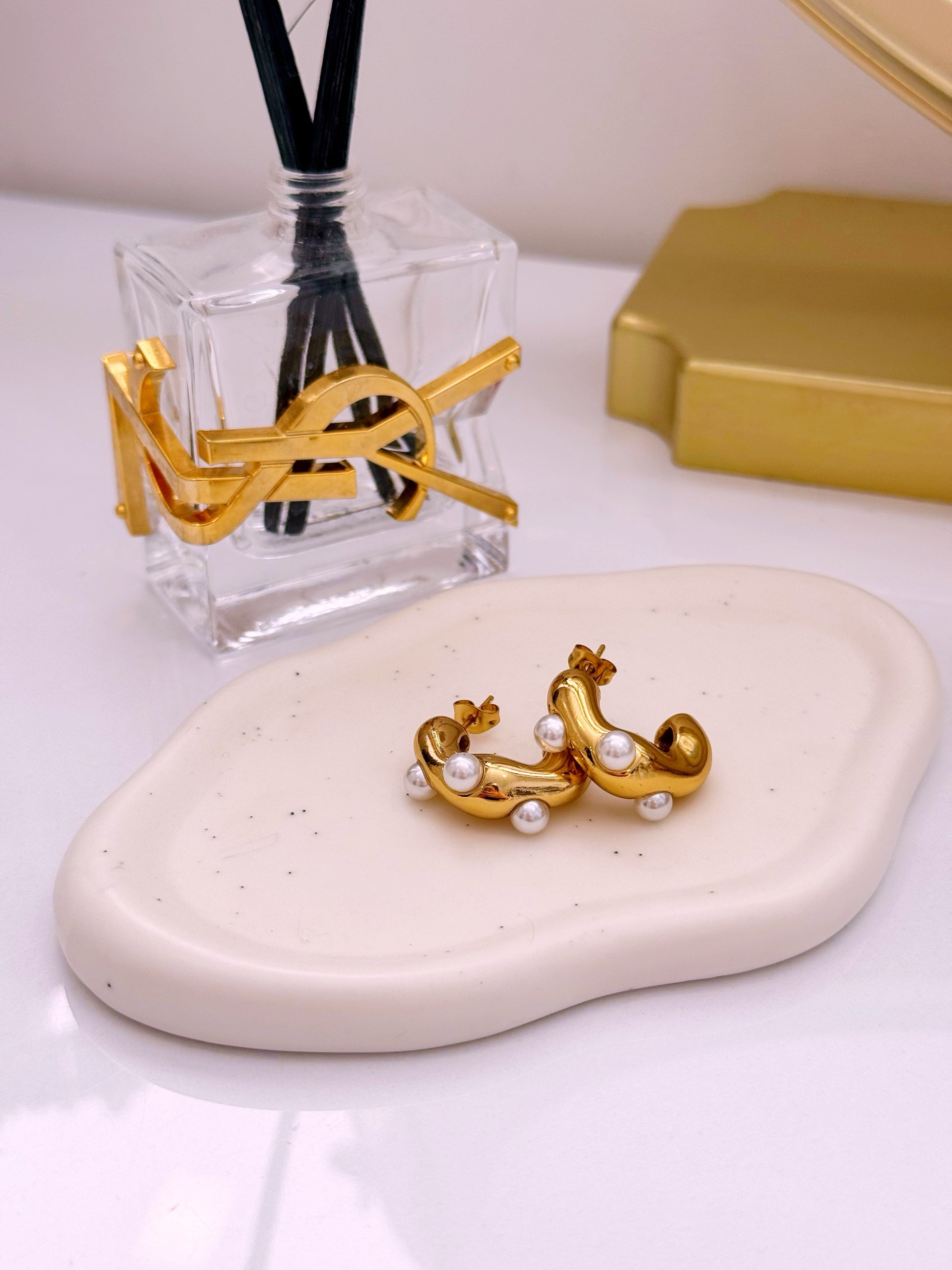 Argolas irregulares com pérolas | Dourado