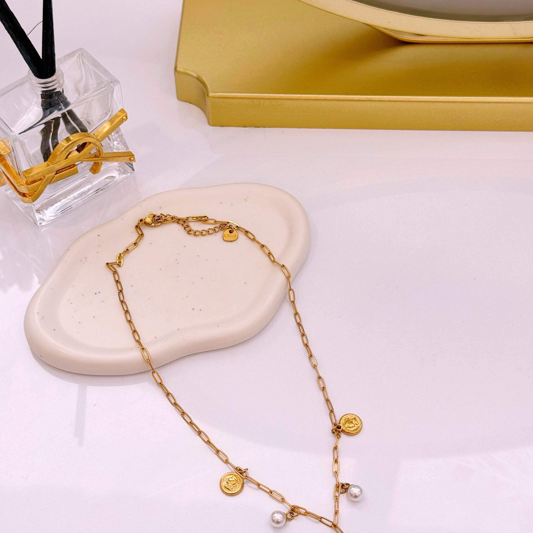 Colar malha corrente com medalhas e pérolas | Dourado