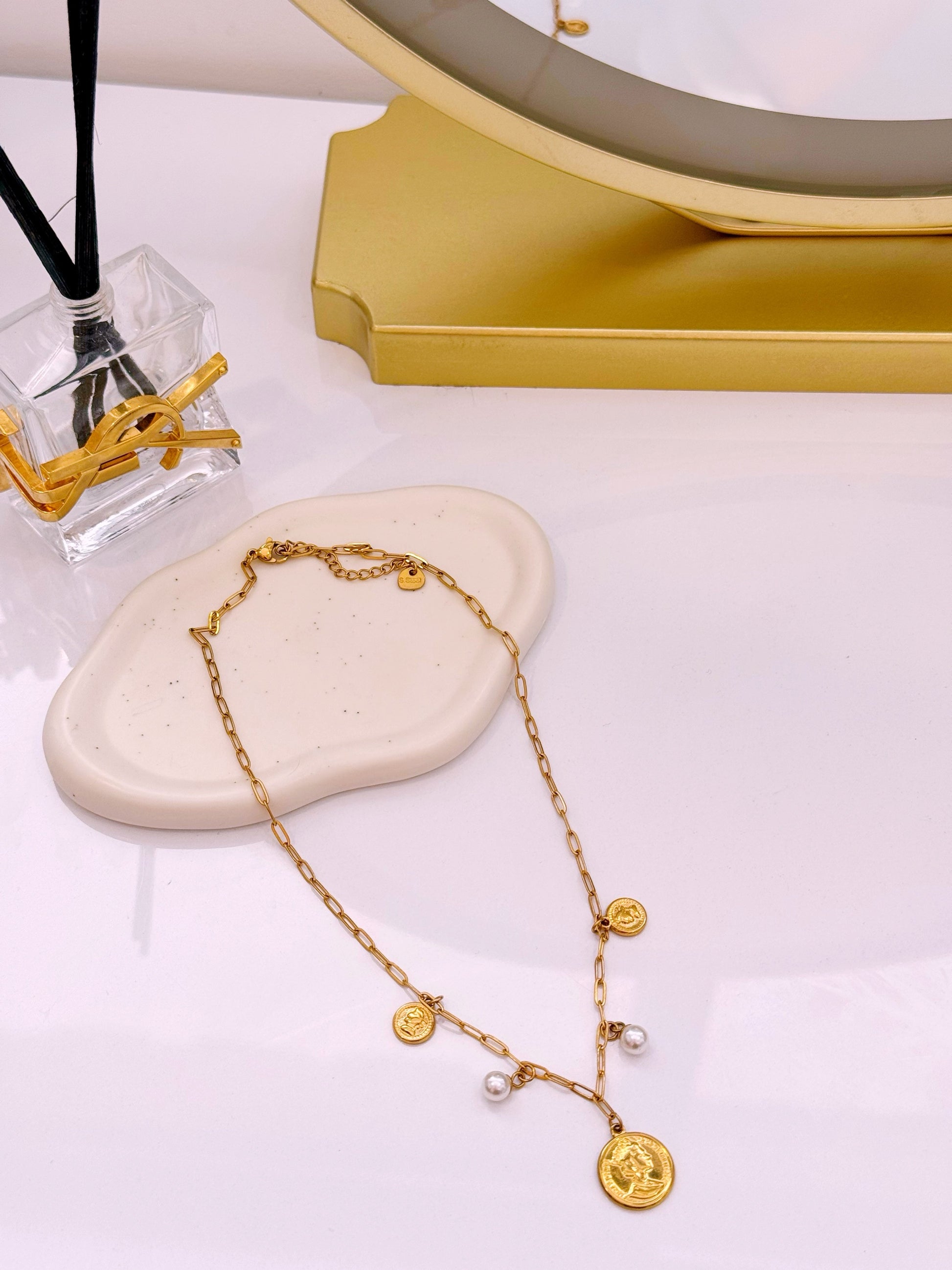 Colar malha corrente com medalhas e pérolas | Dourado