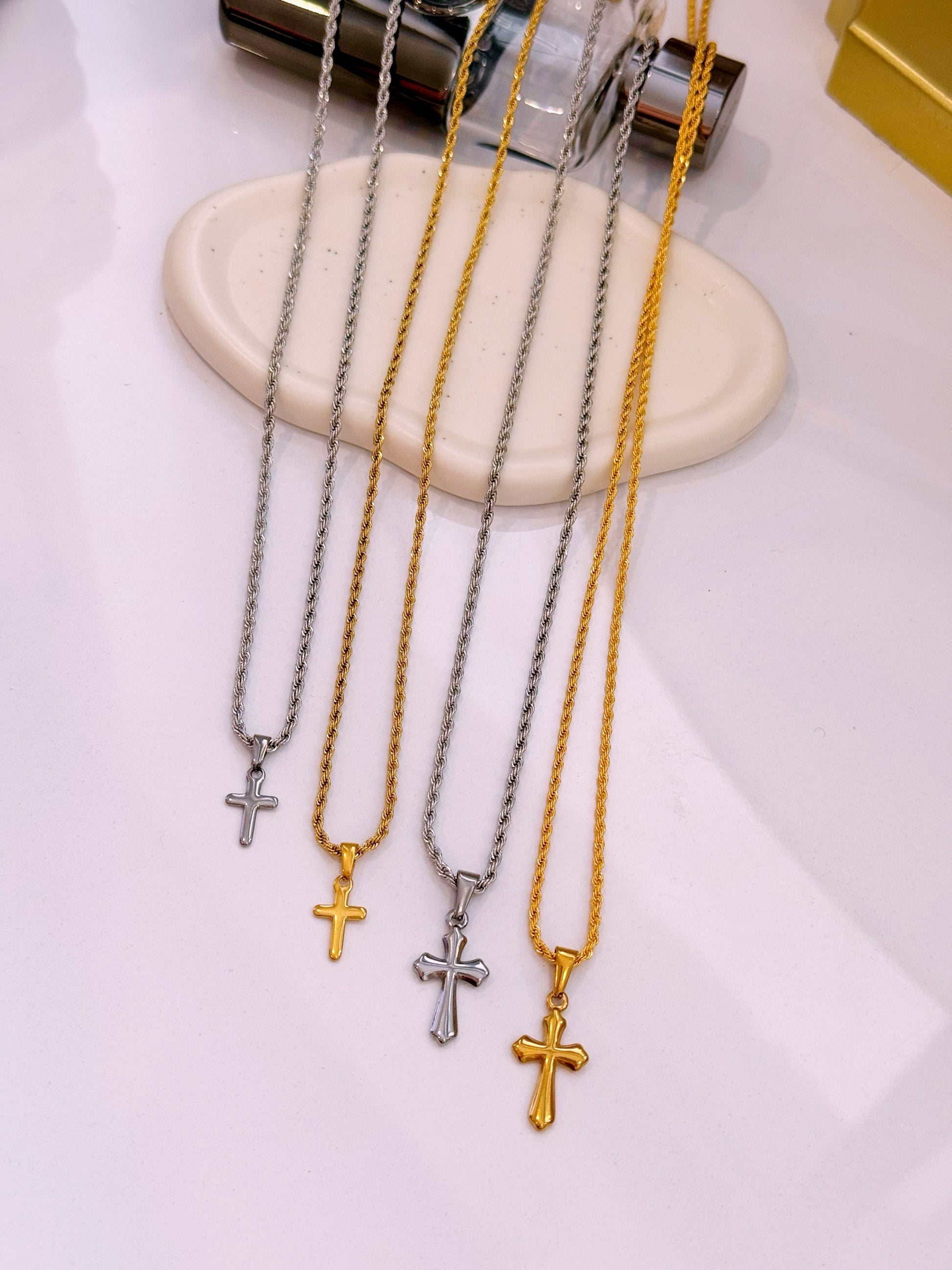 Colar cruz | 2 Tamanhos • 2 cores