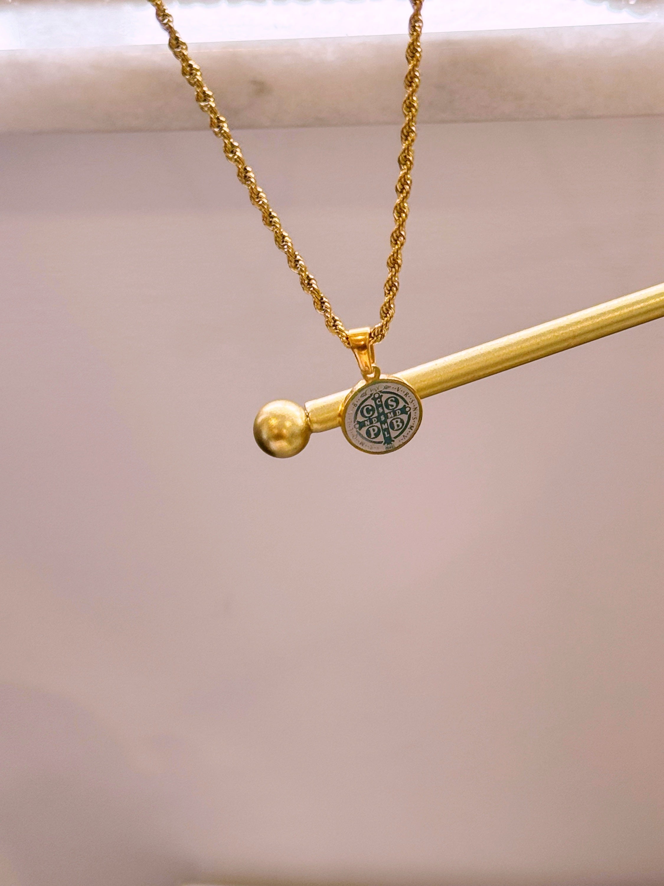 Colar medalha com mix de cores | Dupla face