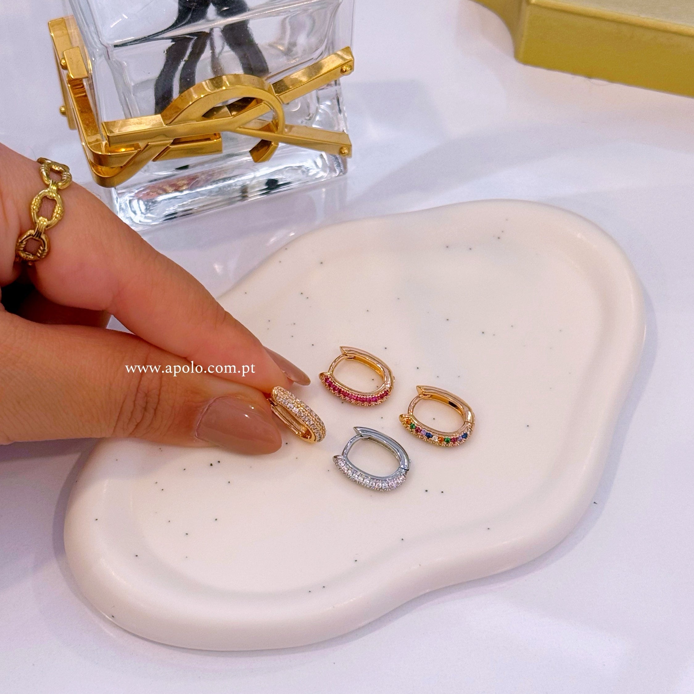 Mini argolas ovais com brilhantes | 4 Cores