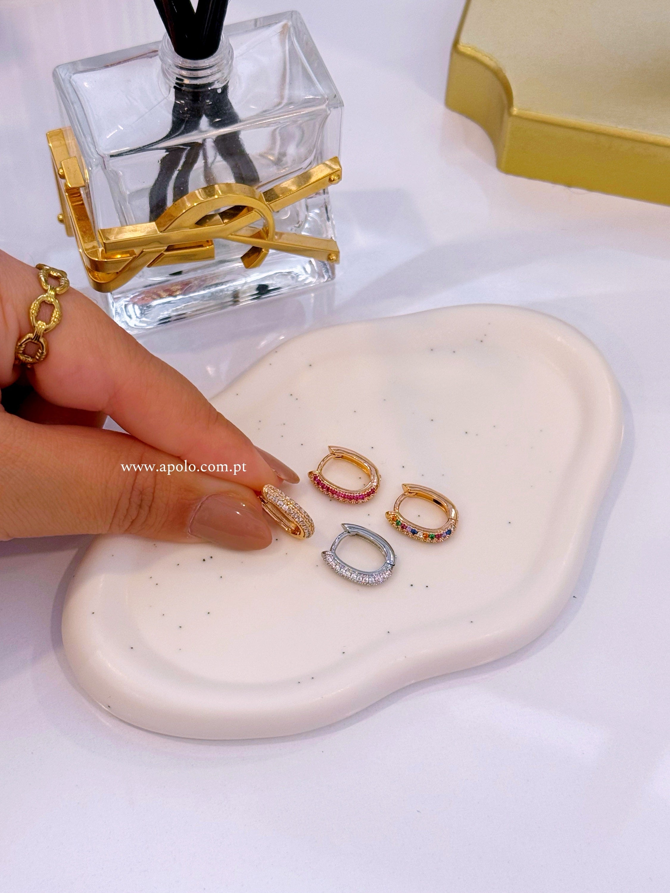 Mini argolas ovais com brilhantes | 4 Cores