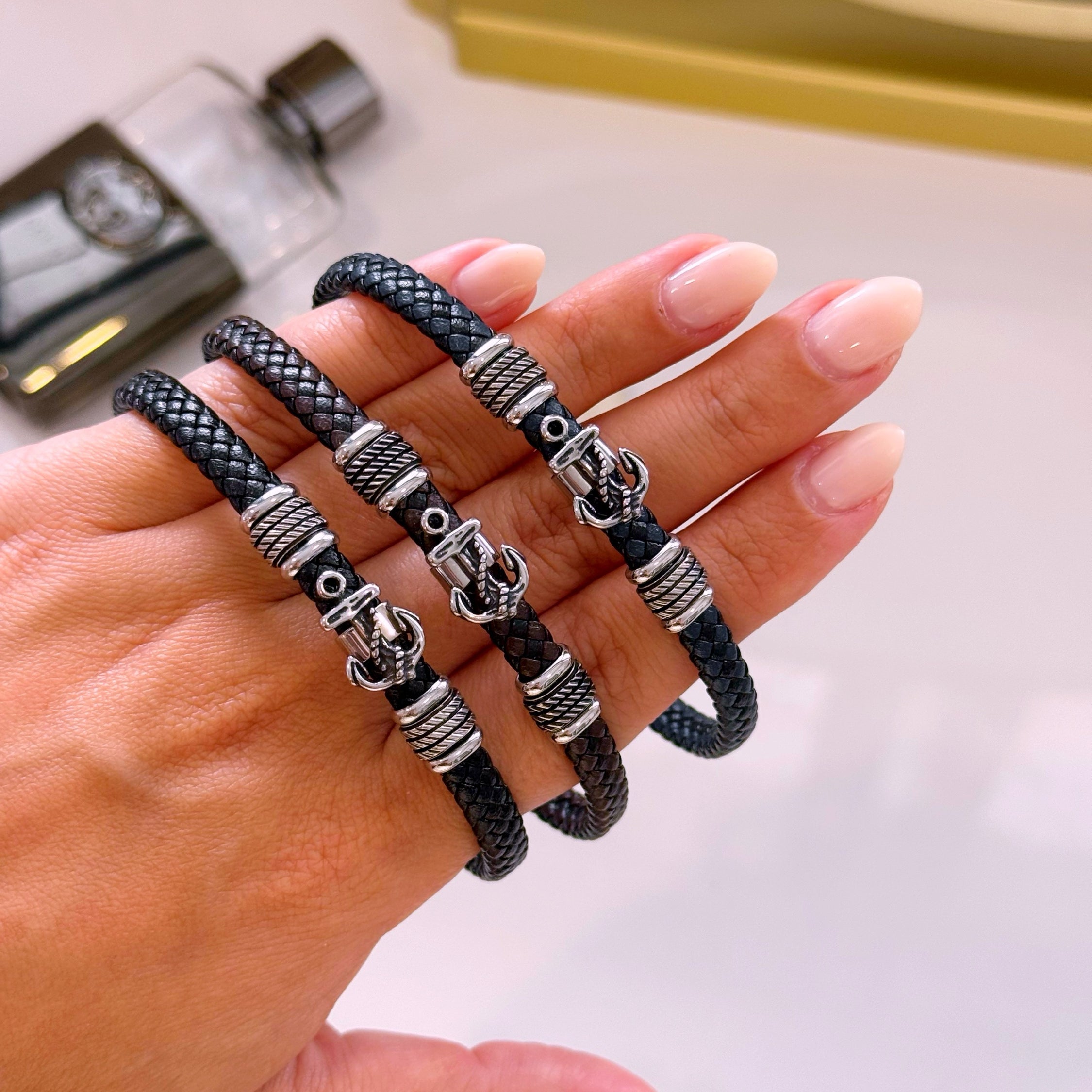 Pulseira em pele efeito entrançado em pormenores metálicos e âncora  | 3 Cores