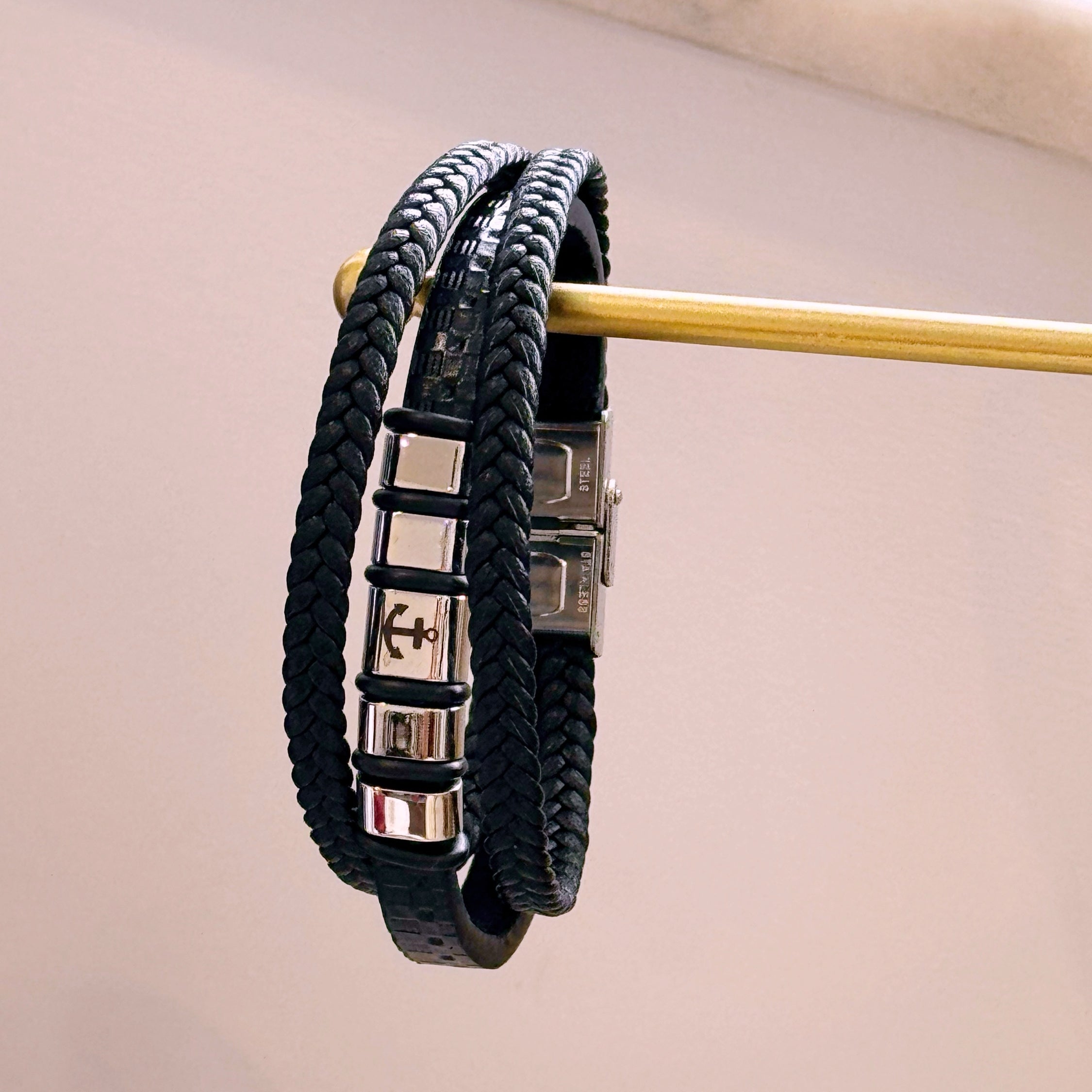 Pulseira em pele efeito triplo com chapa gravada com âncora