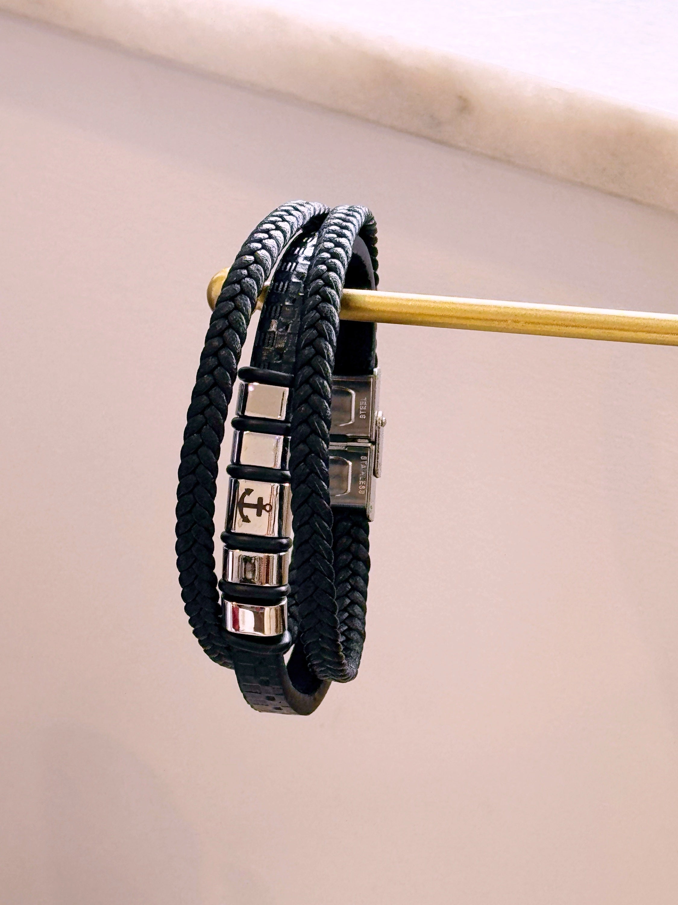 Pulseira em pele efeito triplo com chapa gravada com âncora