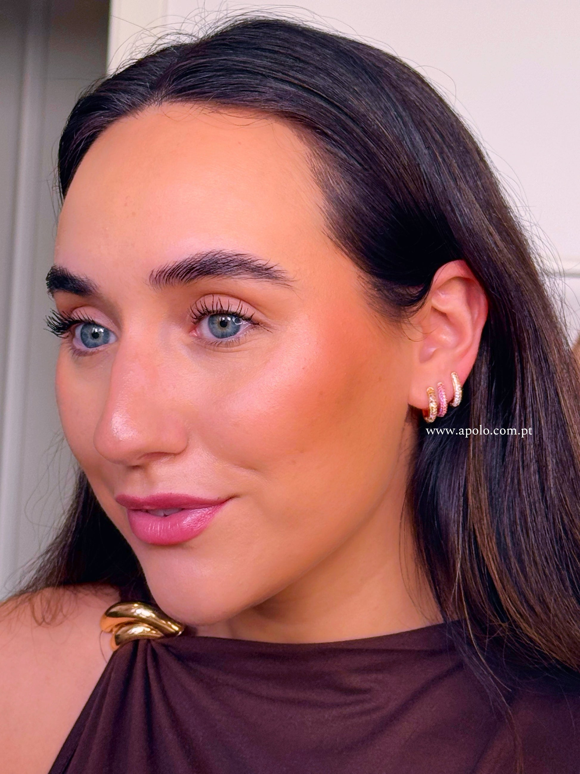 Mini argolas ovais com brilhantes | 4 Cores