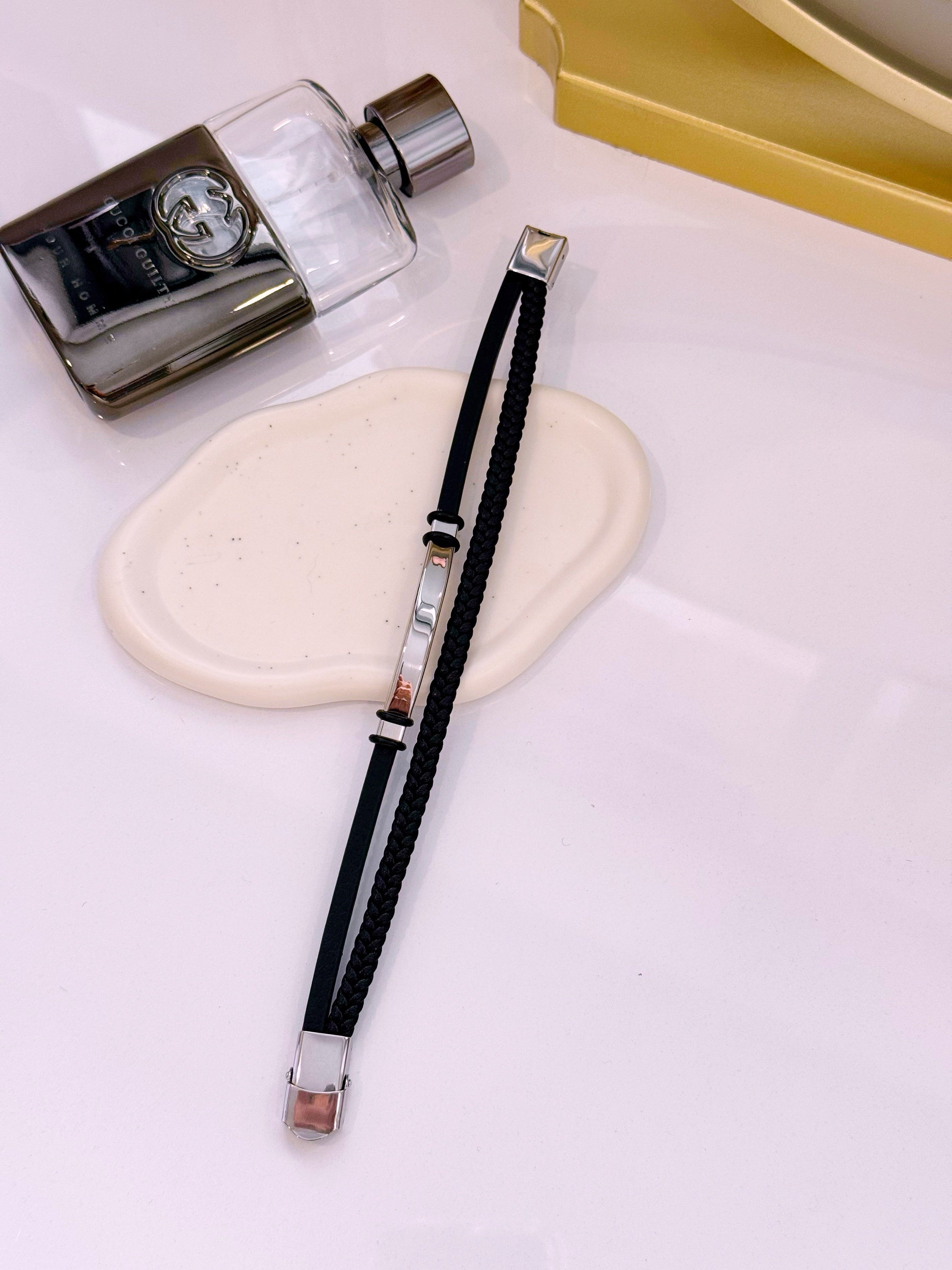 Pulseira de pele efeito duplo com chapa