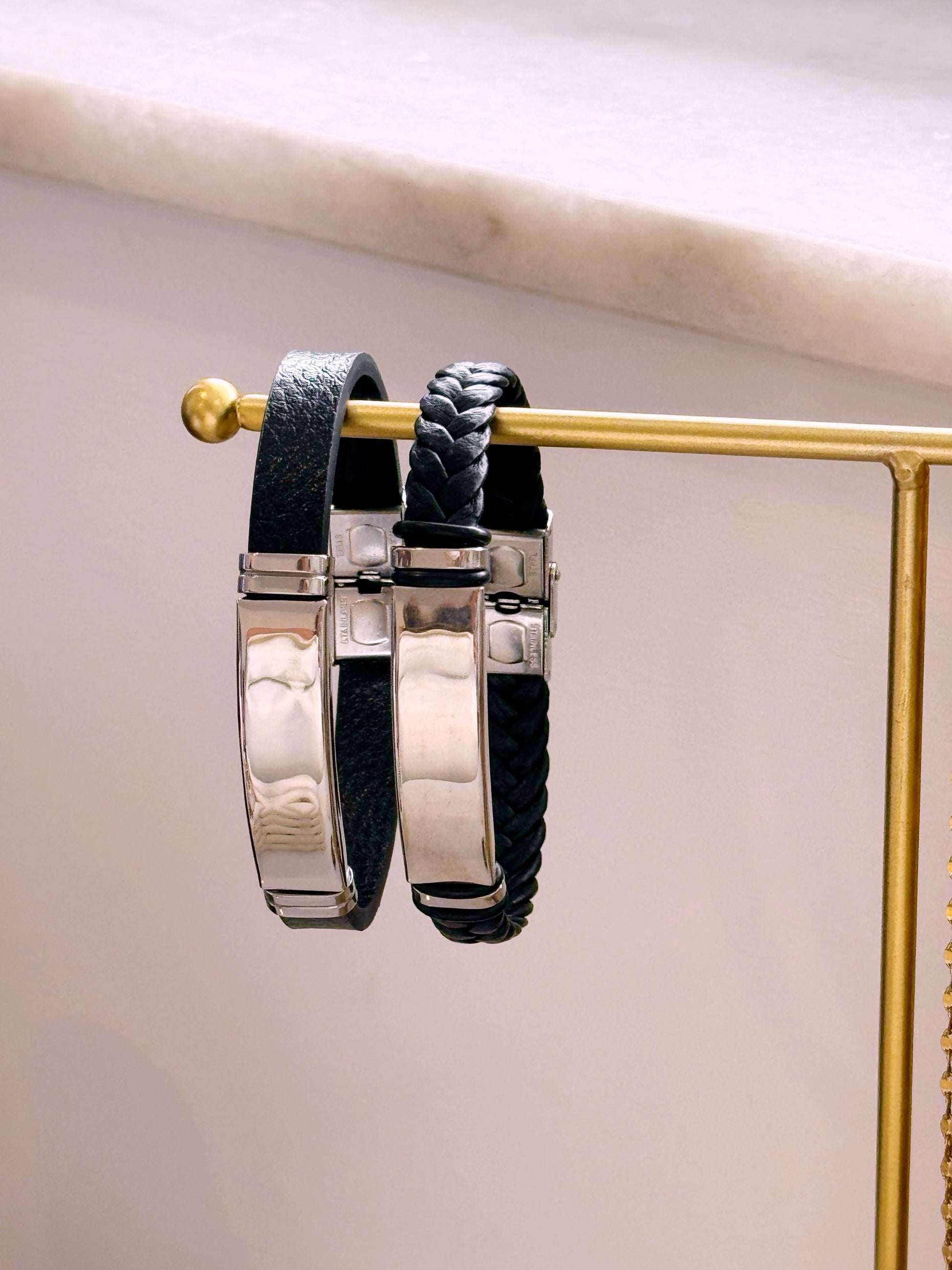 Pulseira em pele com chapa | 2 Modelos