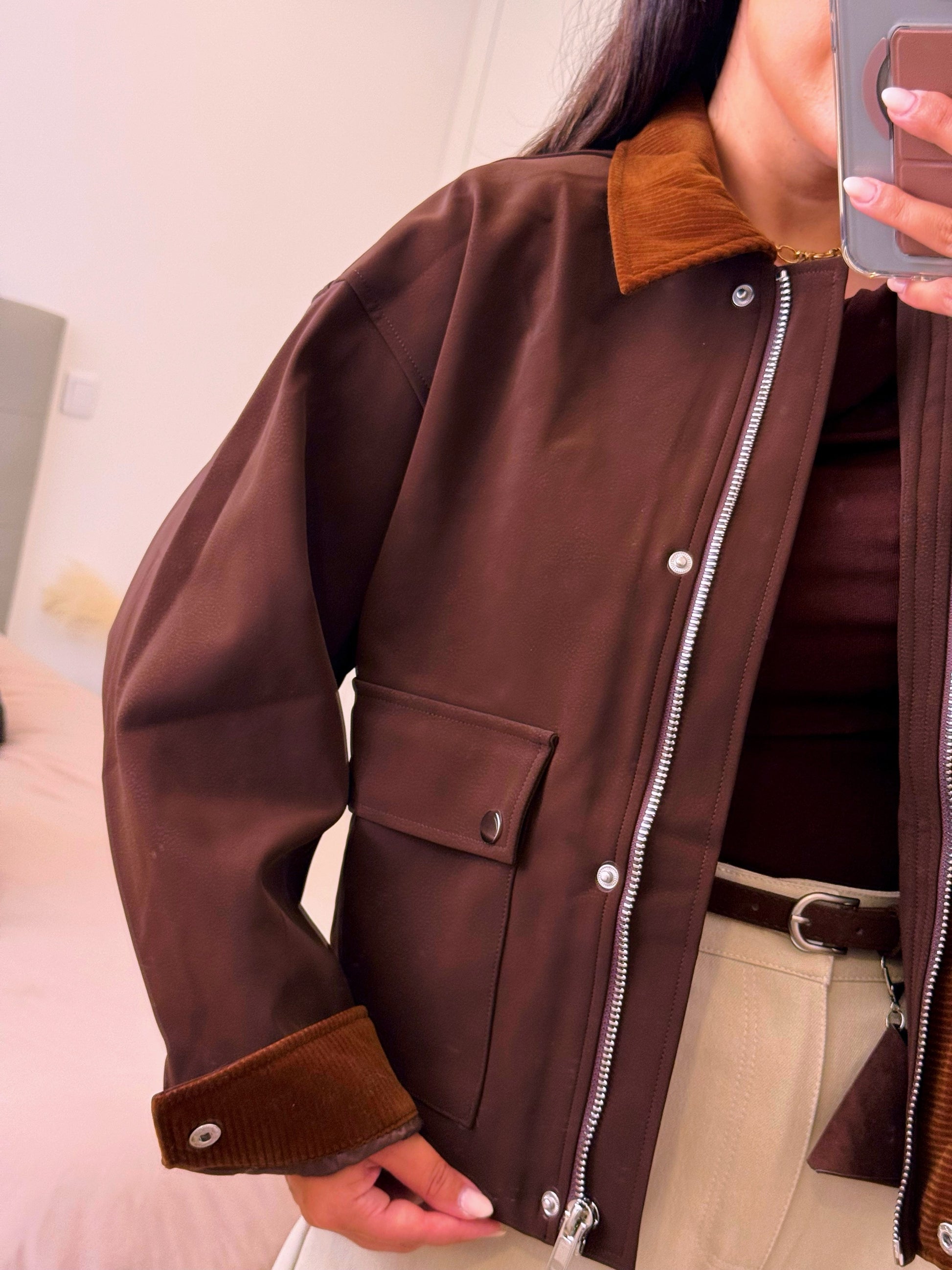 Casaco castanho com pormenores em bombazine e toque aveludado • ELLI WHITE