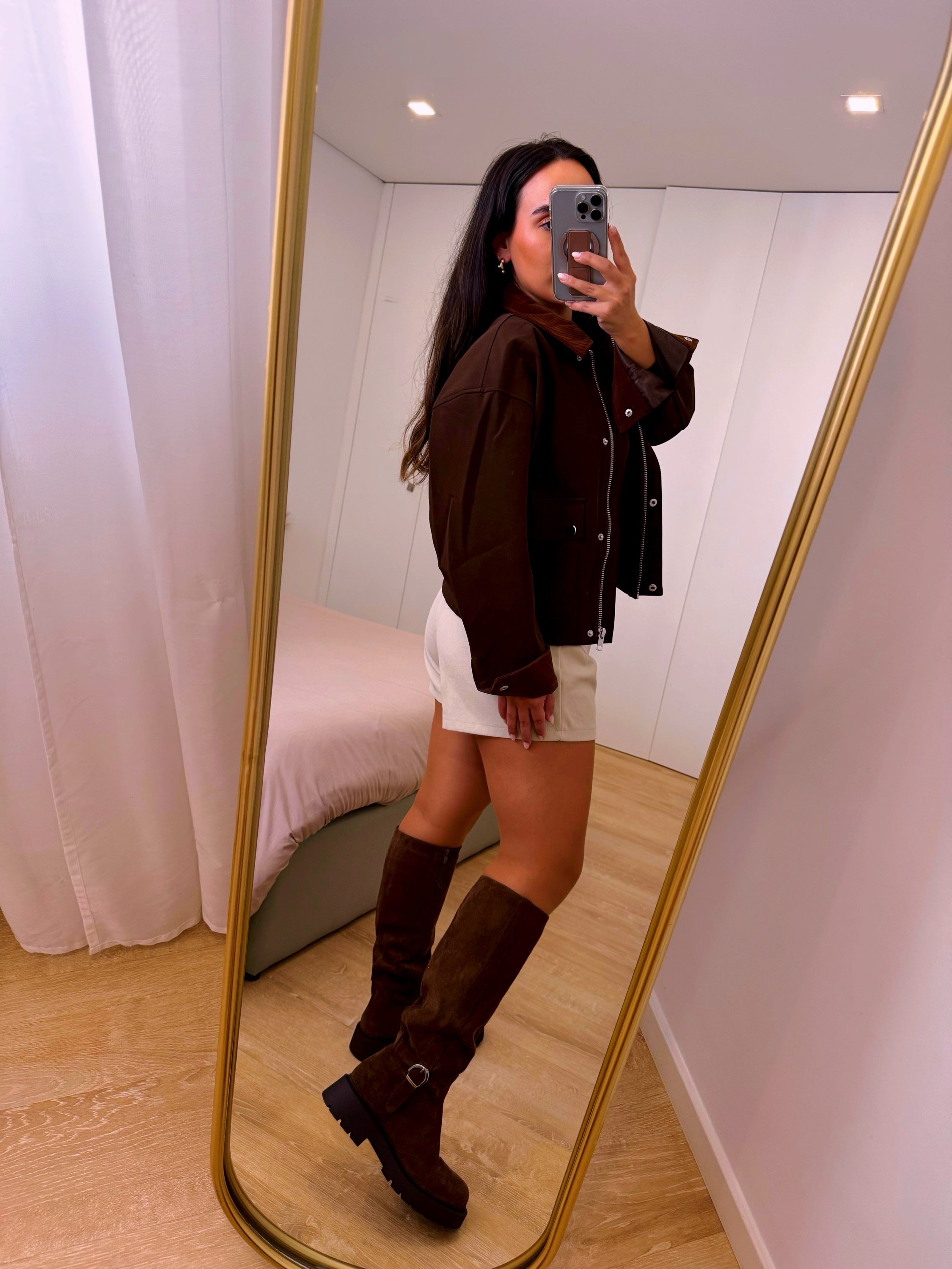 Casaco castanho com pormenores em bombazine e toque aveludado • ELLI WHITE