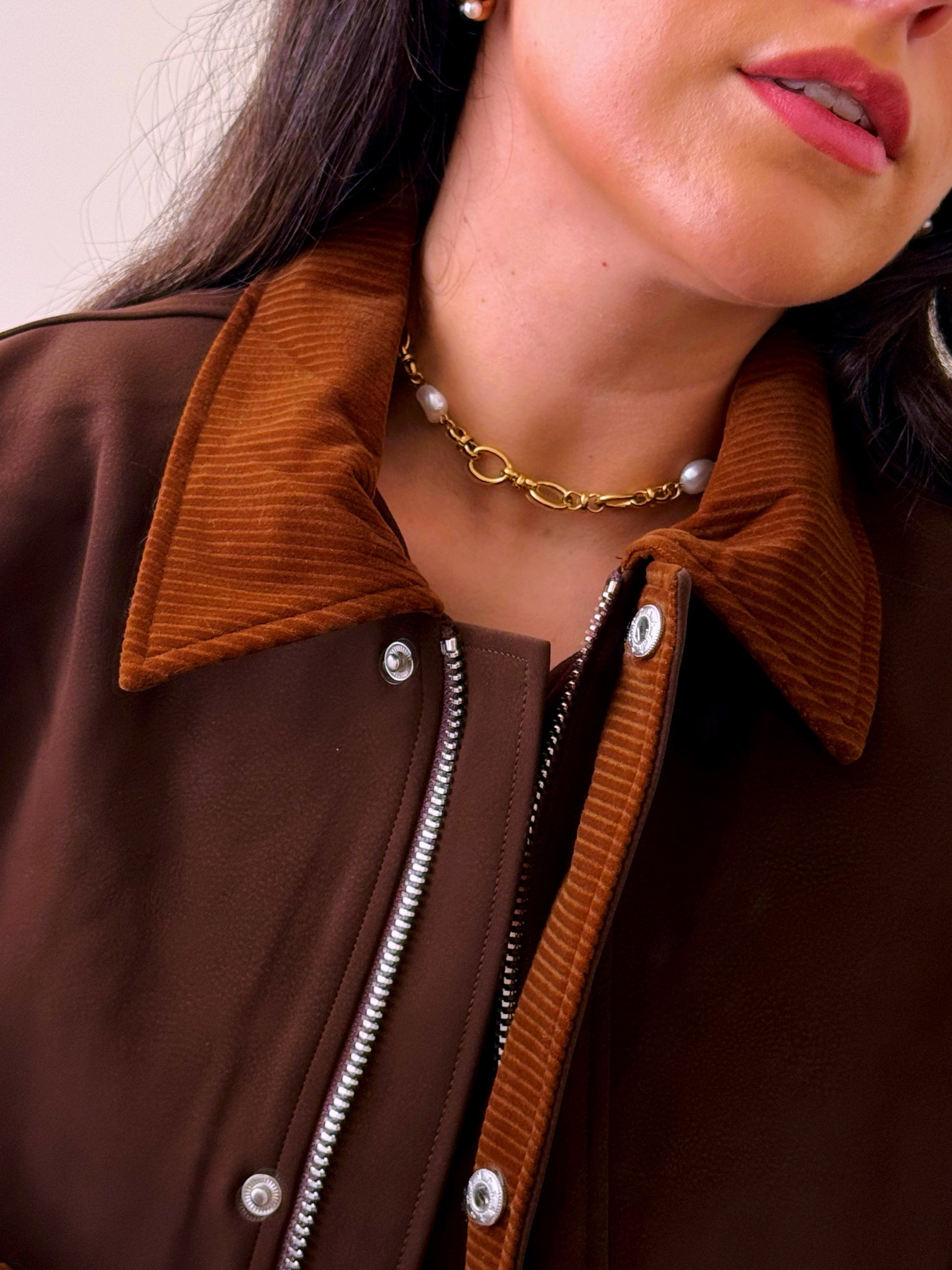 Casaco castanho com pormenores em bombazine e toque aveludado • ELLI WHITE