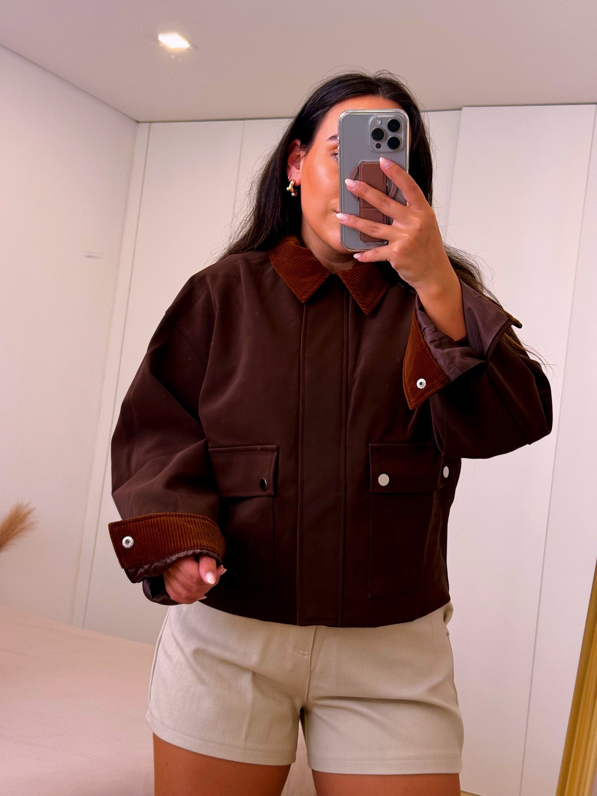 Casaco castanho com pormenores em bombazine e toque aveludado • ELLI WHITE