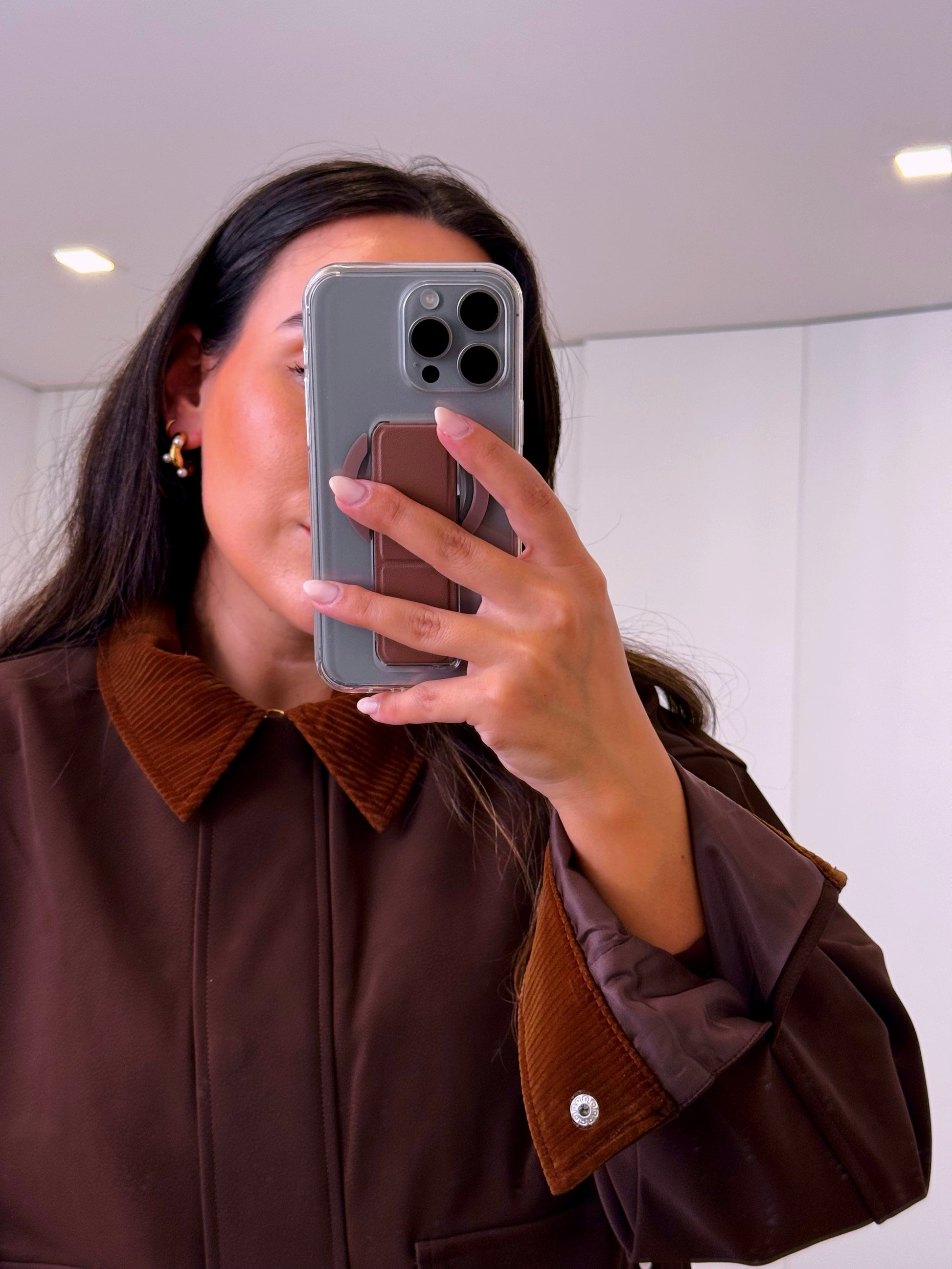 Casaco castanho com pormenores em bombazine e toque aveludado • ELLI WHITE