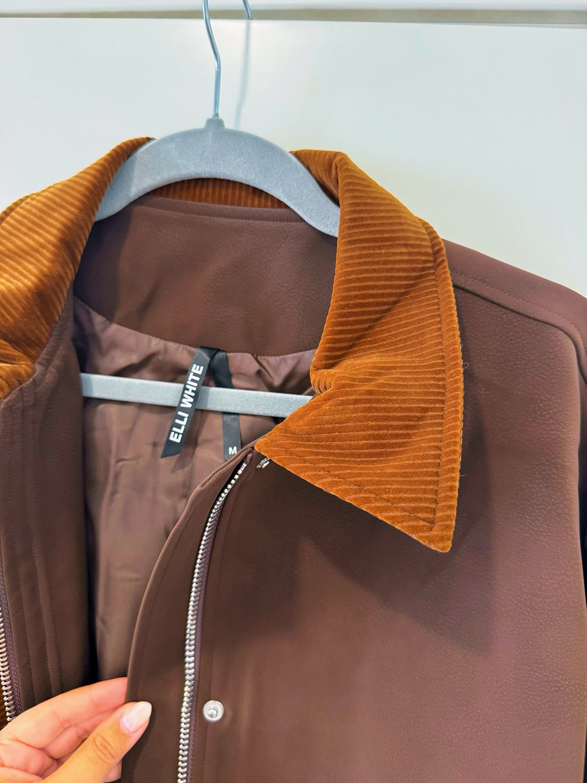 Casaco castanho com pormenores em bombazine e toque aveludado • ELLI WHITE