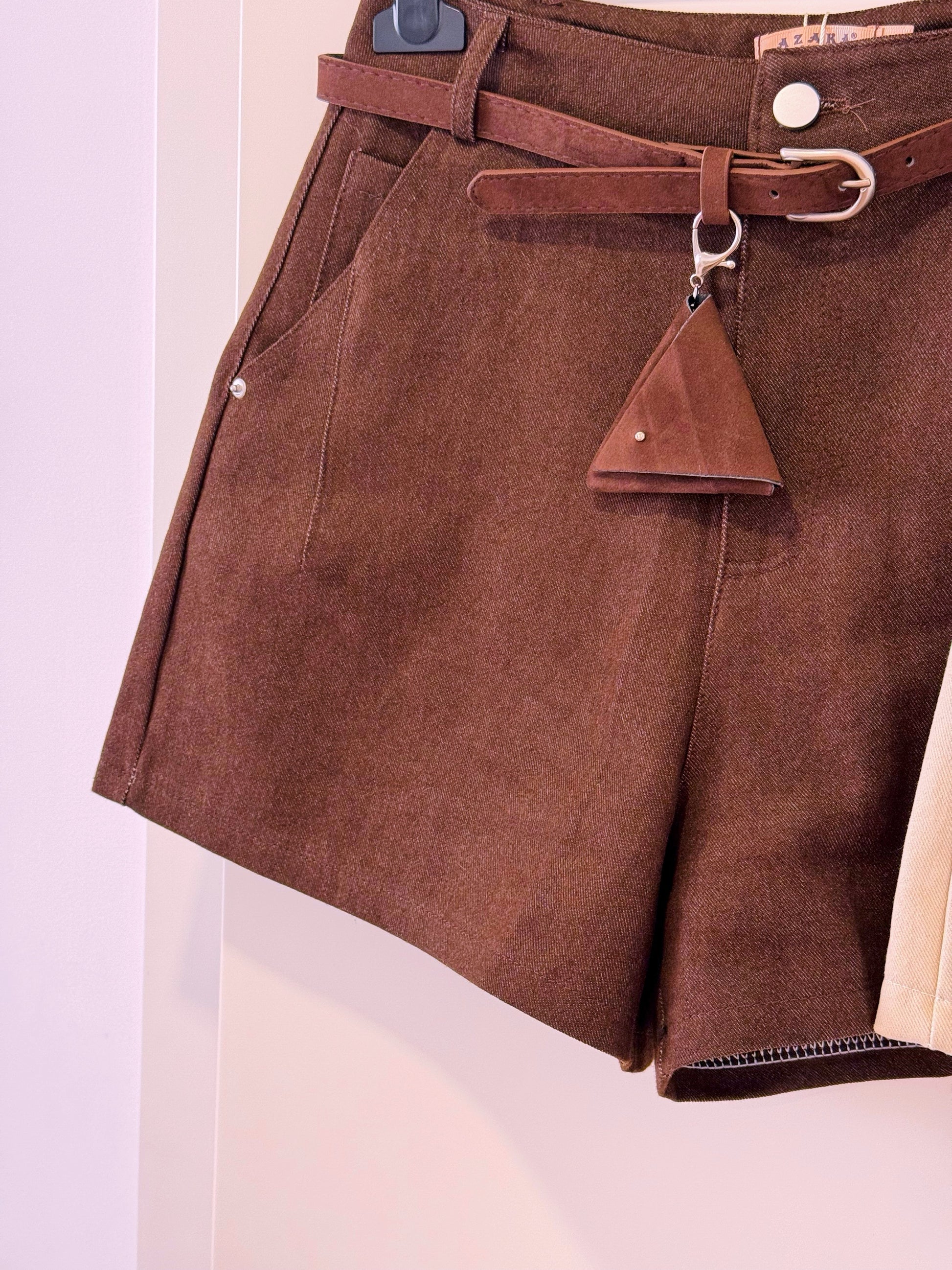 Calção castanho com cinto de camurça incluído | 3 Tamanhos