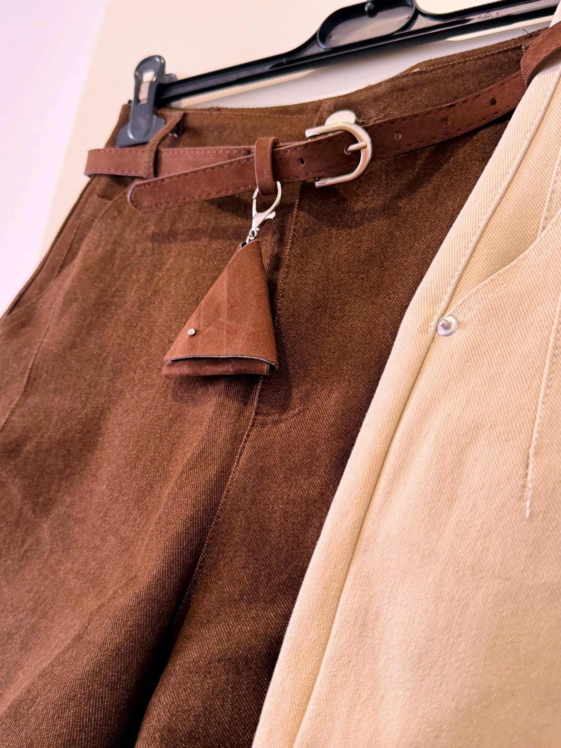 Calção castanho com cinto de camurça incluído | 3 Tamanhos