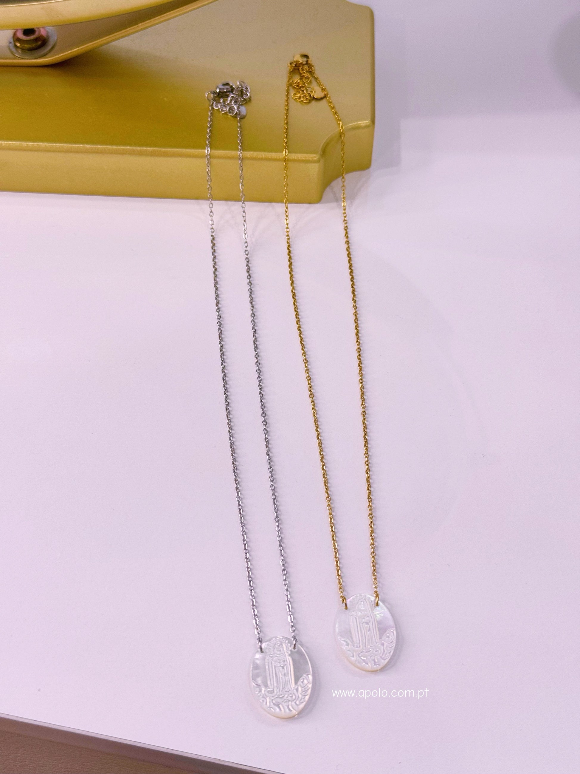 Colar malha fininha com medalha oval Nª Senhora | Prateado