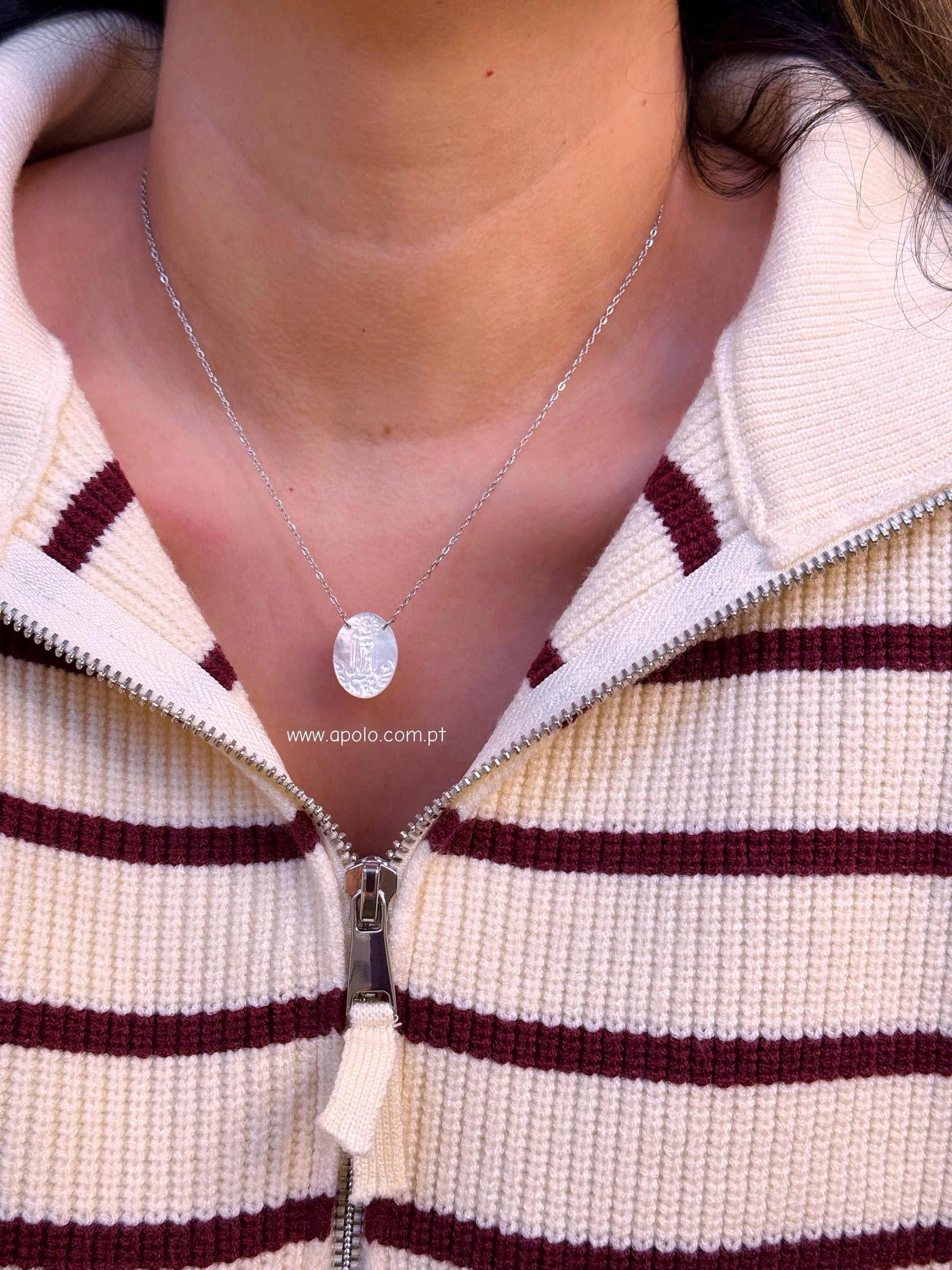 Colar malha fininha com medalha oval Nª Senhora | Prateado