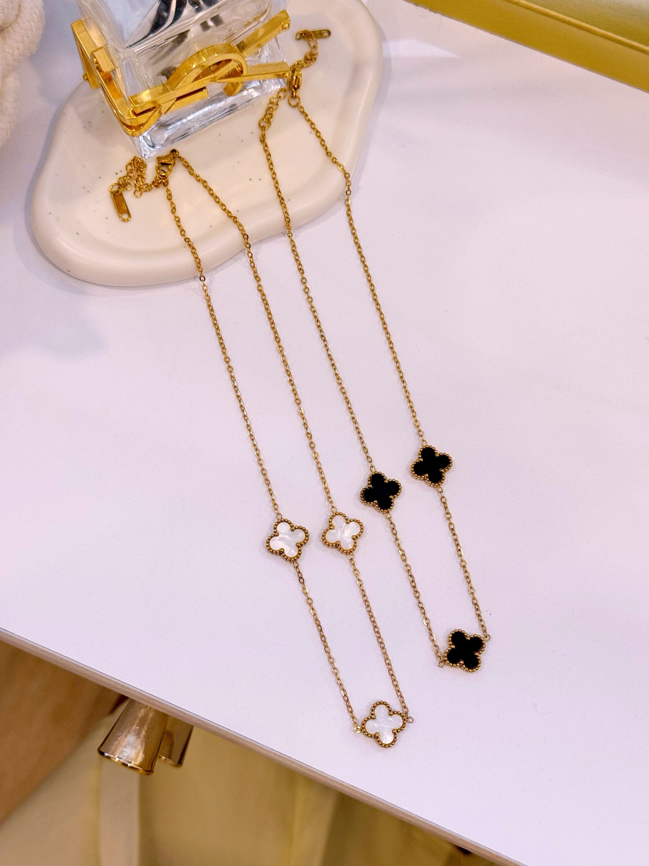 Colar 3 trevos base dourada | 2 Cores