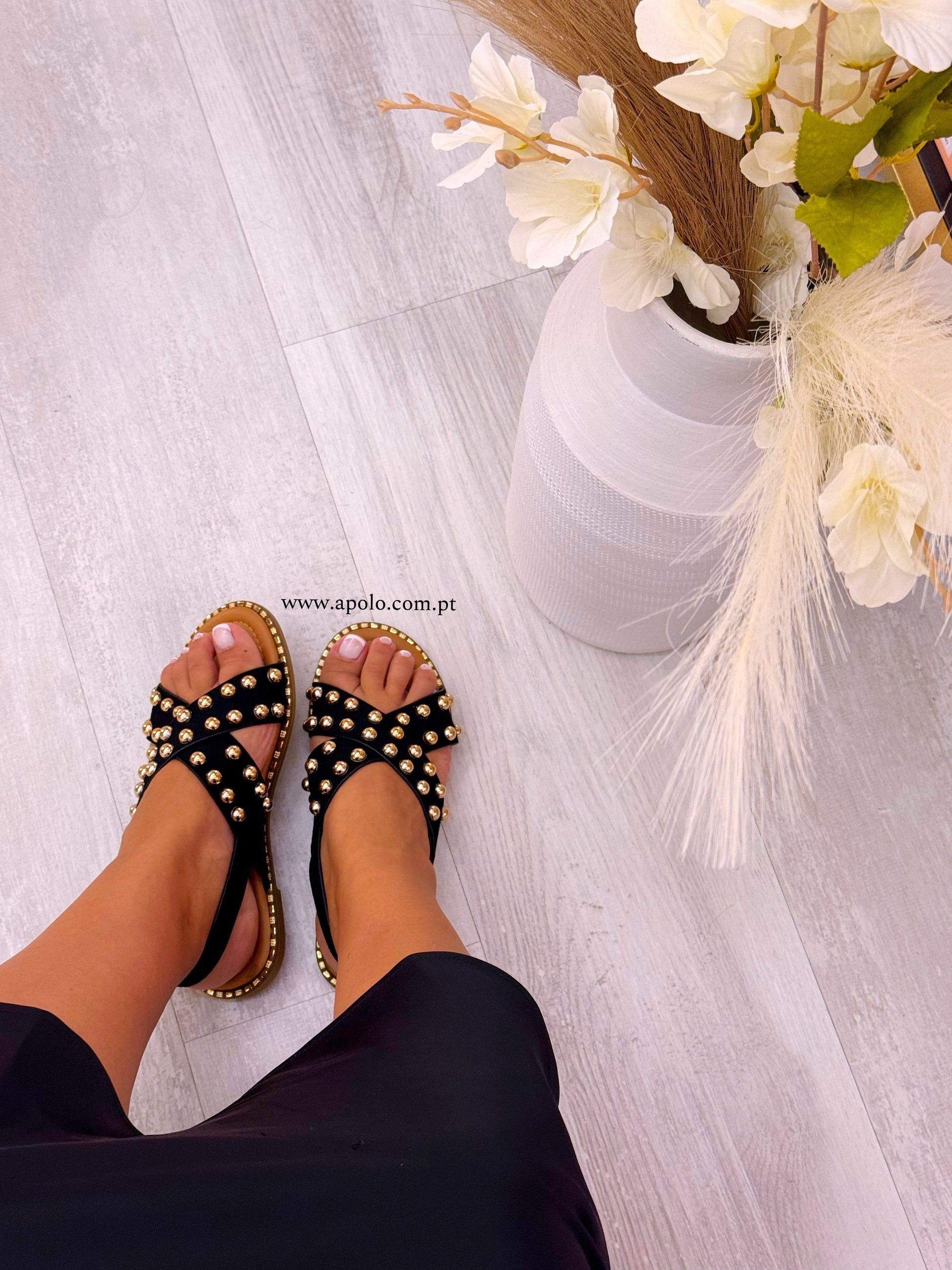 Sandália com fivelas pretas e pormenores dourados