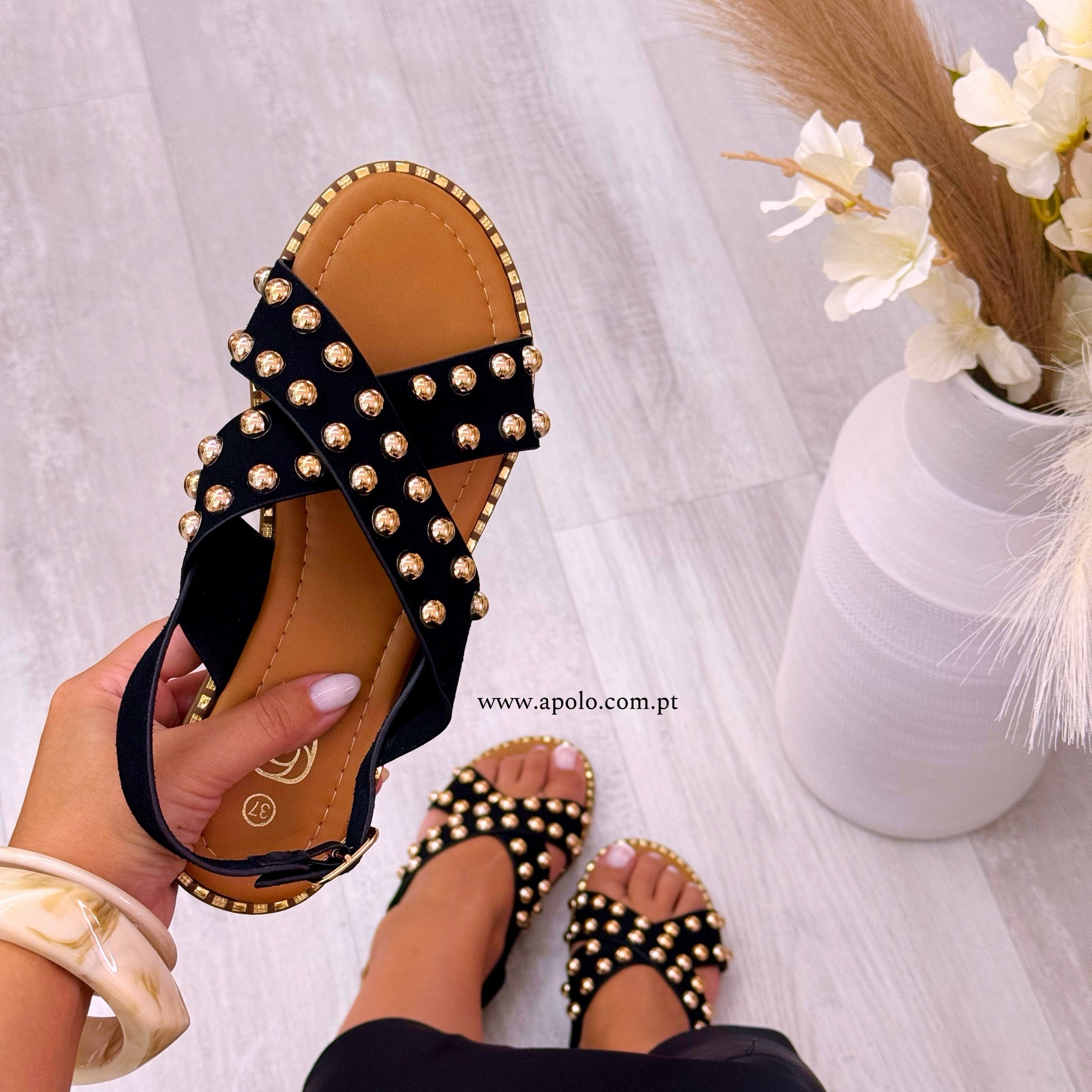 Sandália com fivelas pretas e pormenores dourados