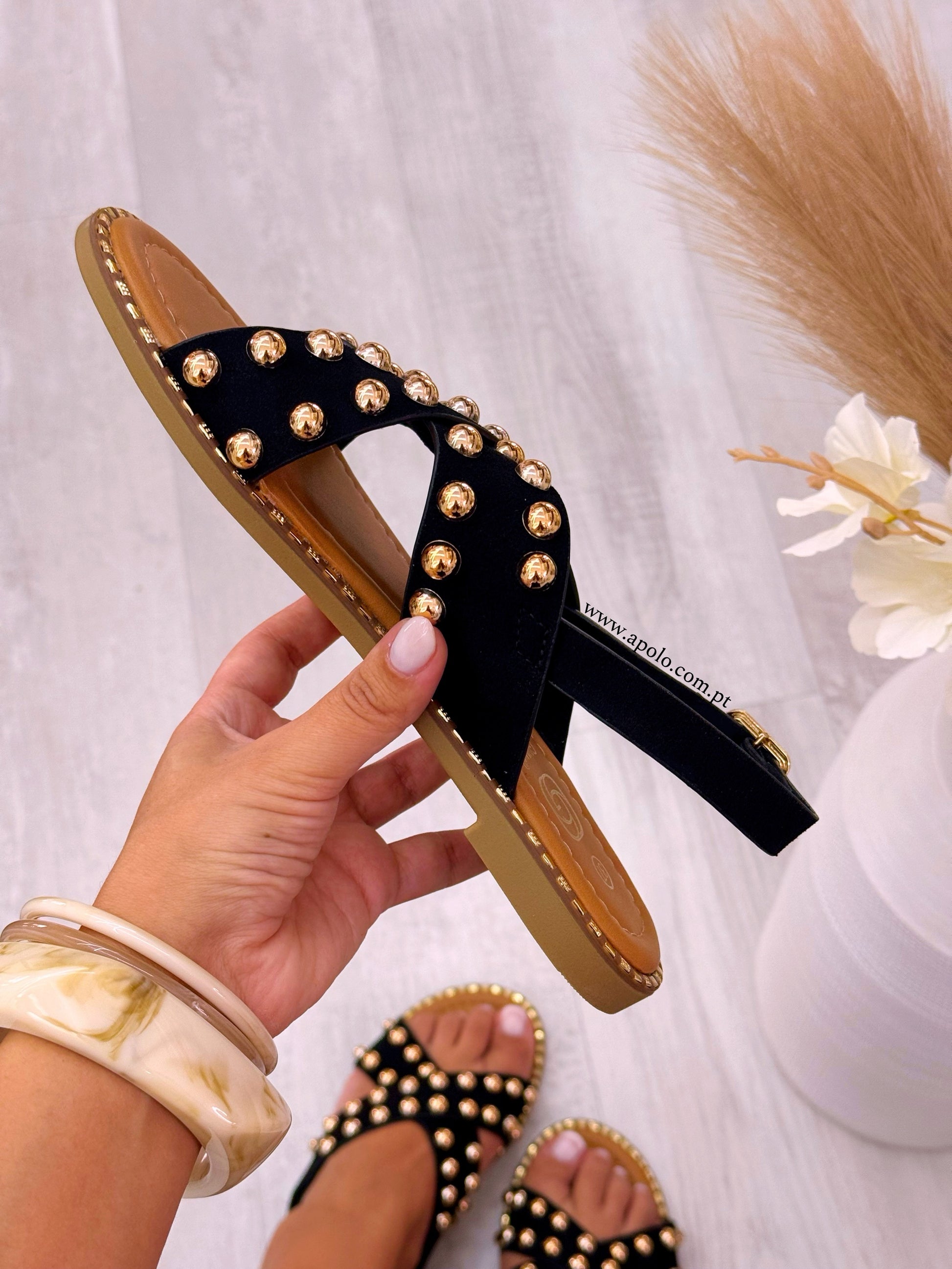 Sandália com fivelas pretas e pormenores dourados