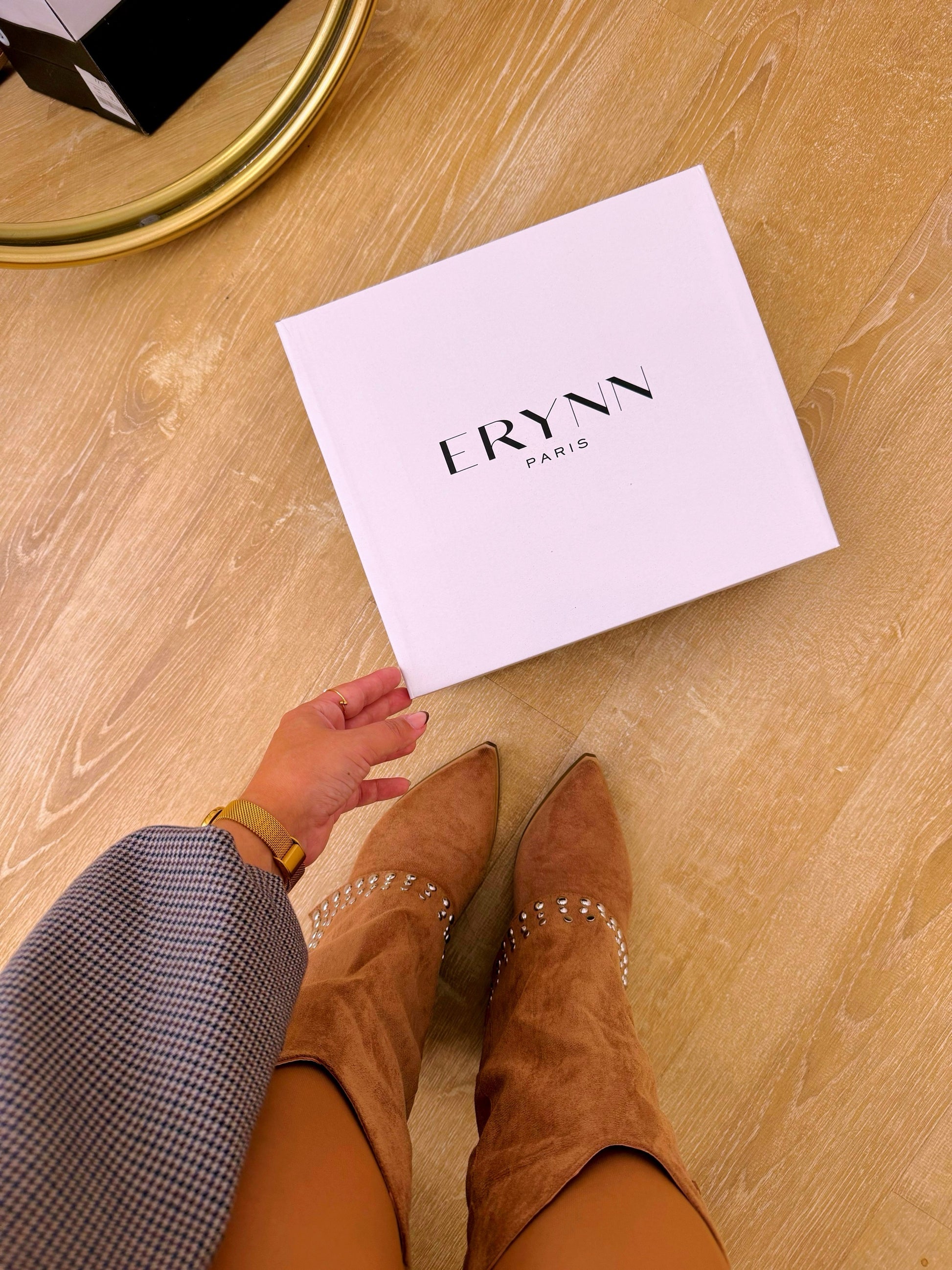 Bota com aba em efeito camurça e tachas • Castanha