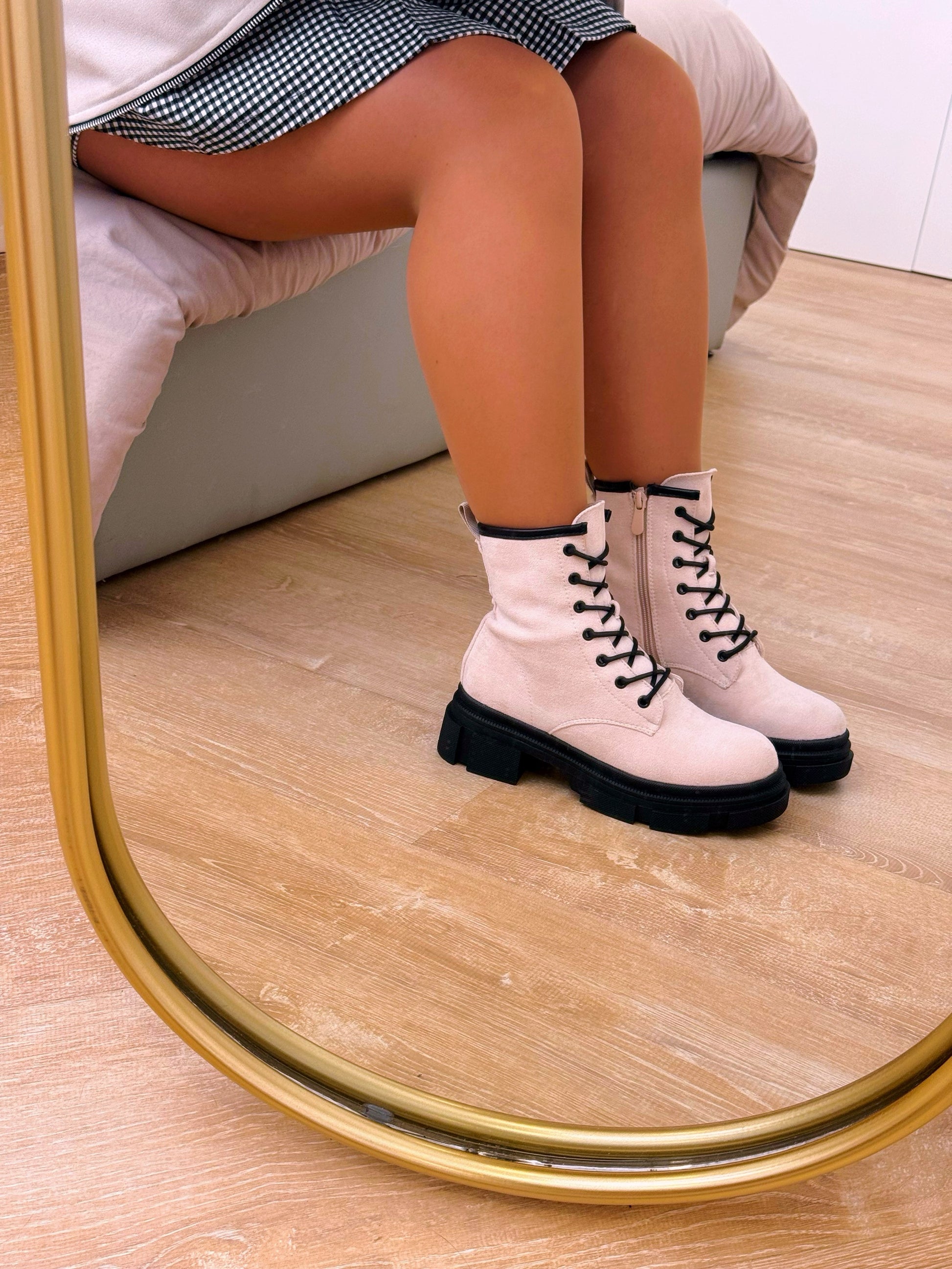 Bota militar com plataforma • efeito camurça bege com pormenores pretos