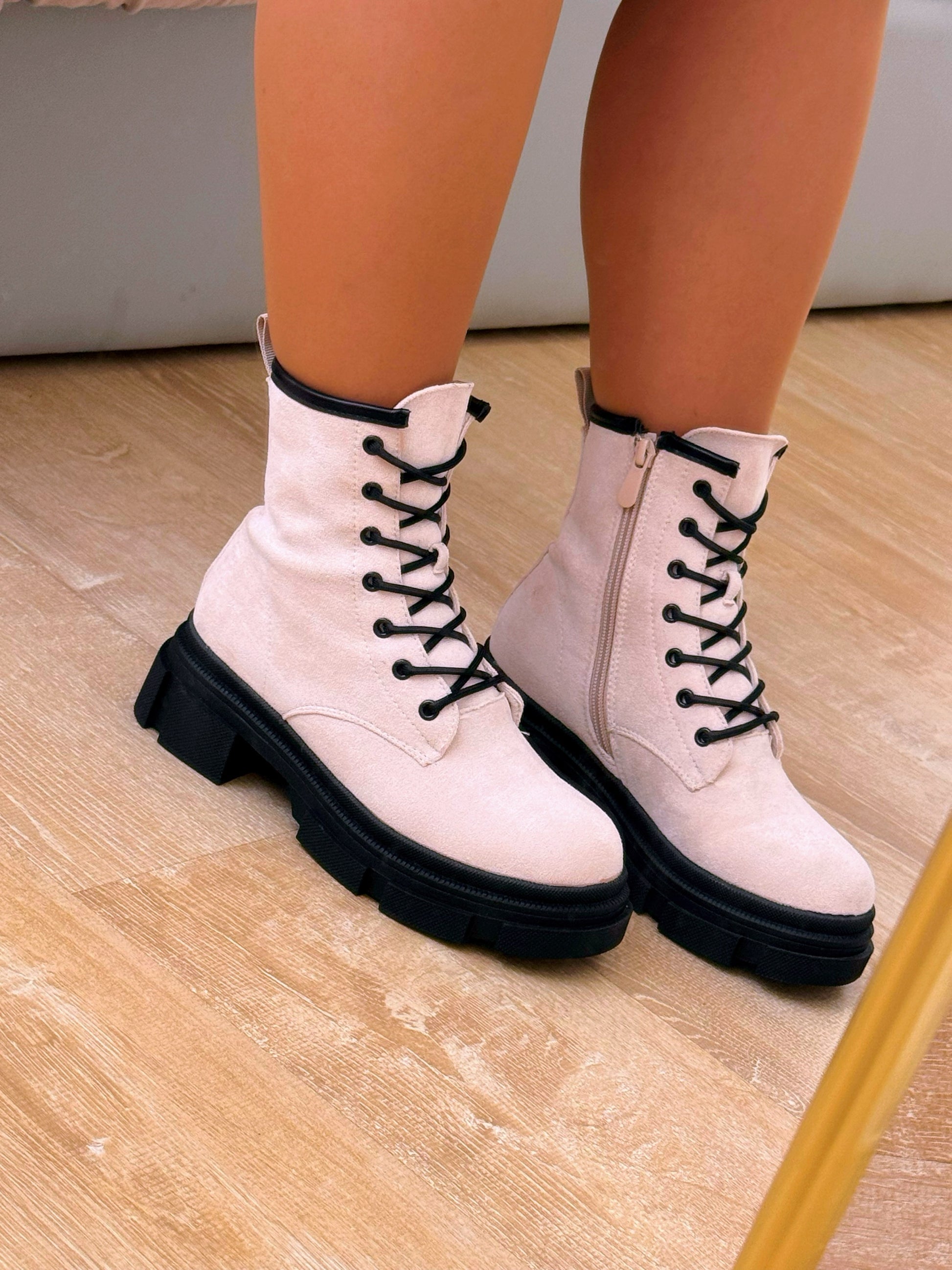 Bota militar com plataforma • efeito camurça bege com pormenores pretos