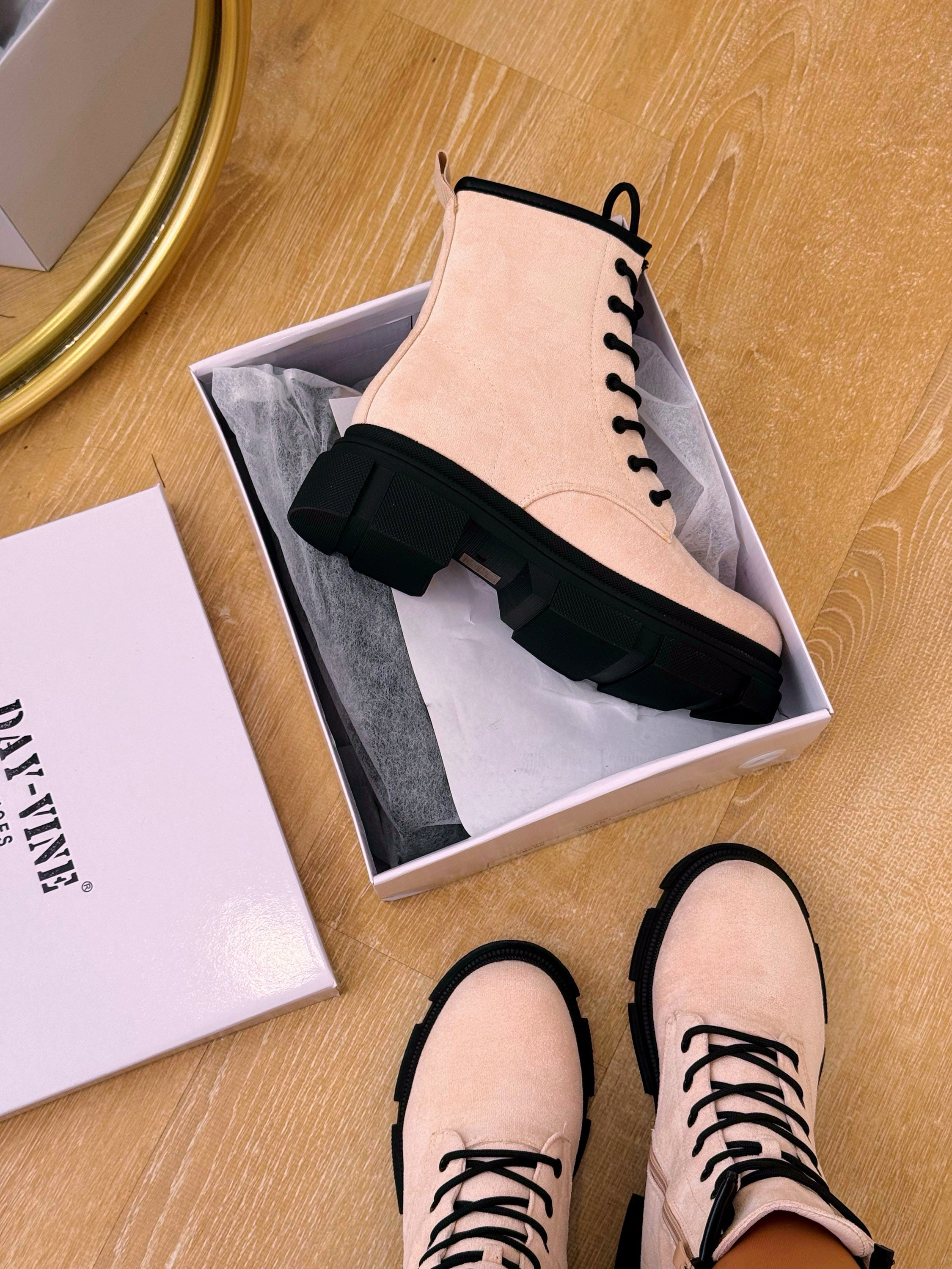 Bota militar com plataforma • efeito camurça bege com pormenores pretos