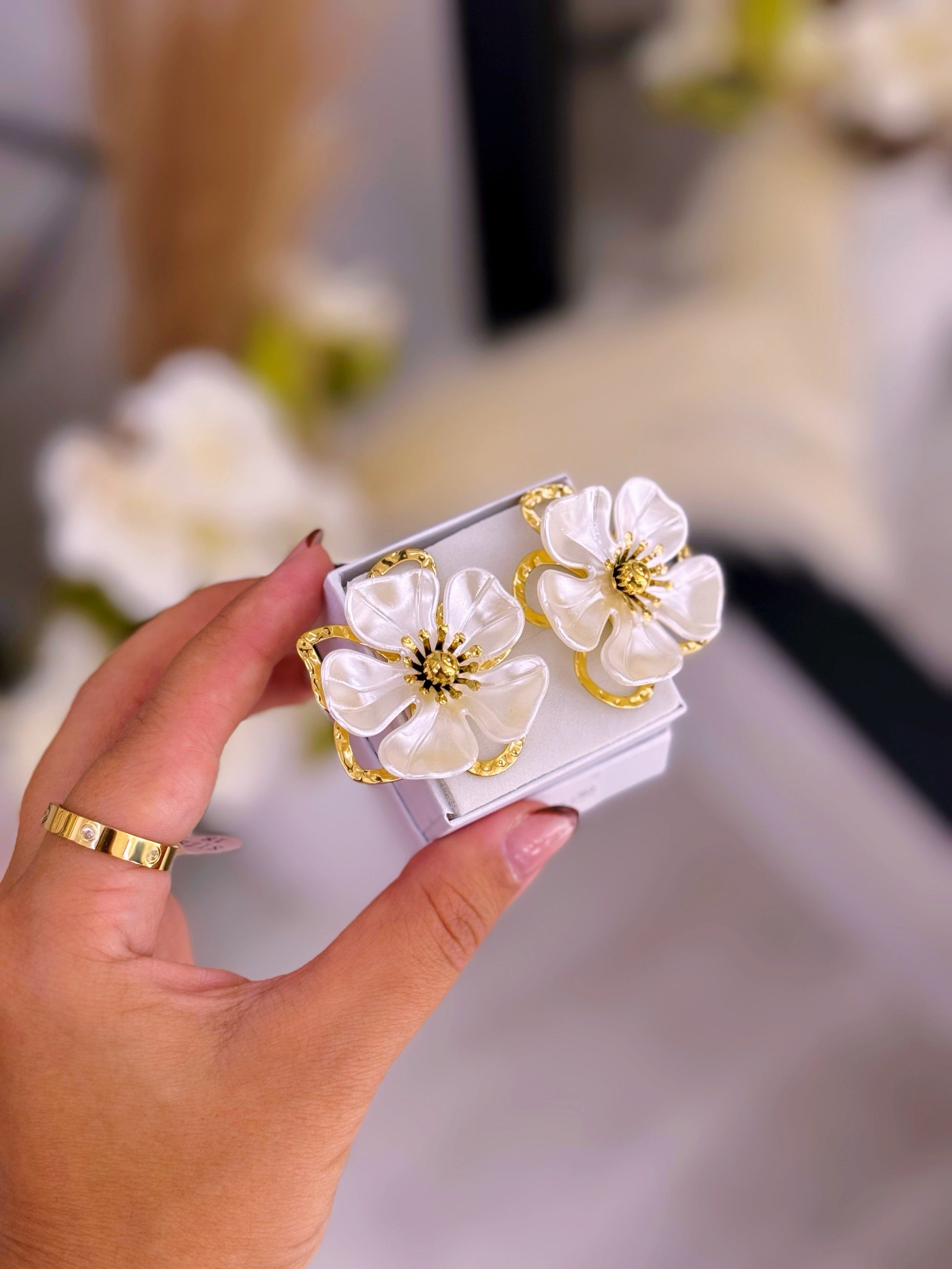 Brincos elegantes de flor em madre pérola e pormenores | Dourado