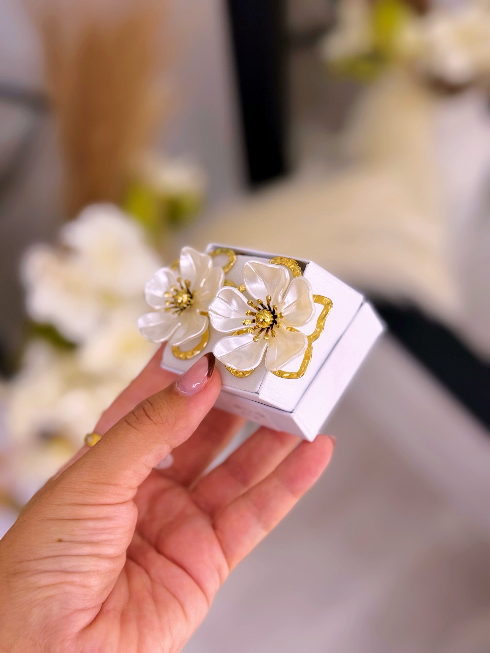 Brincos elegantes de flor em madre pérola e pormenores | Dourado