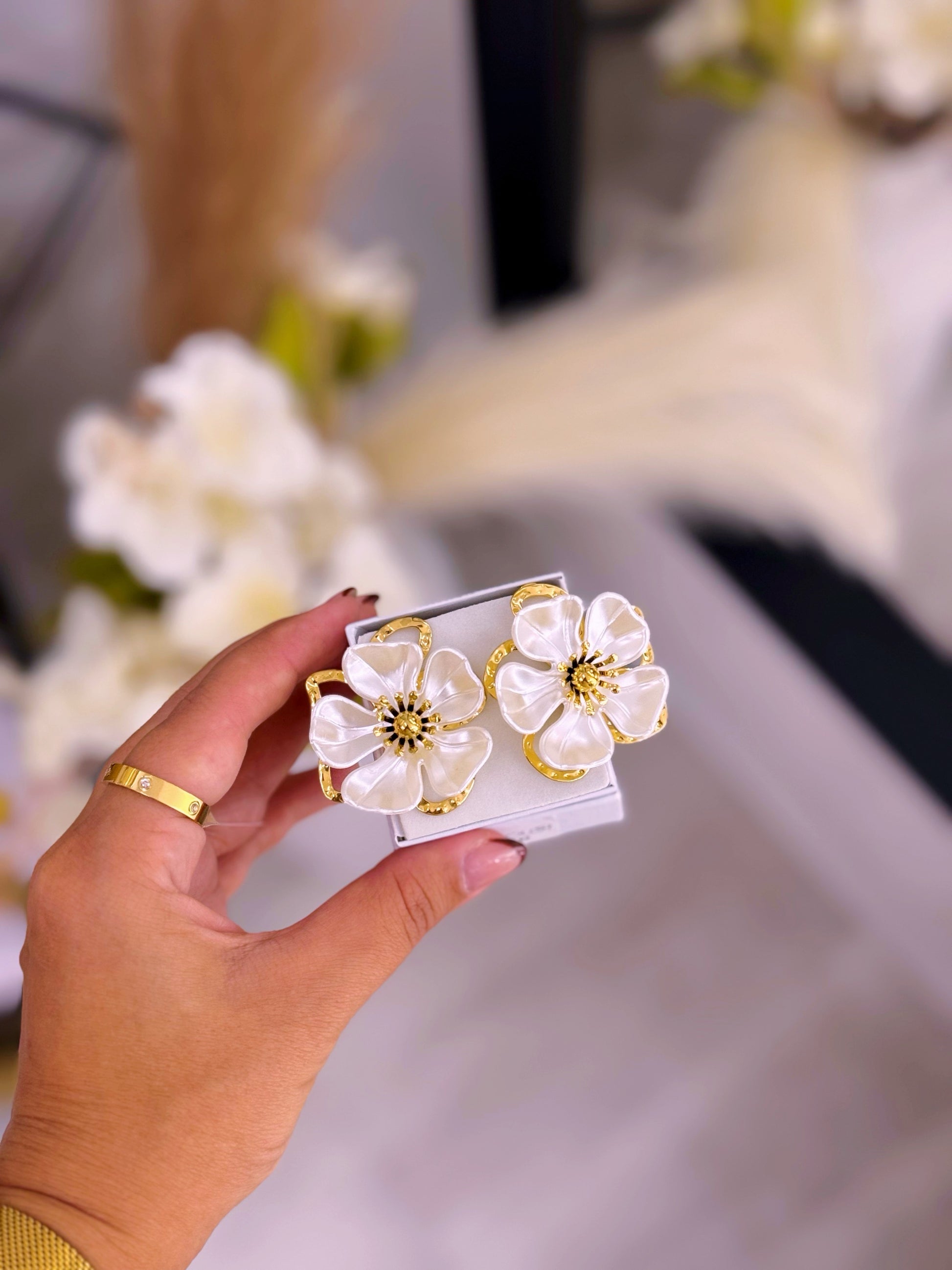 Brincos elegantes de flor em madre pérola e pormenores | Dourado