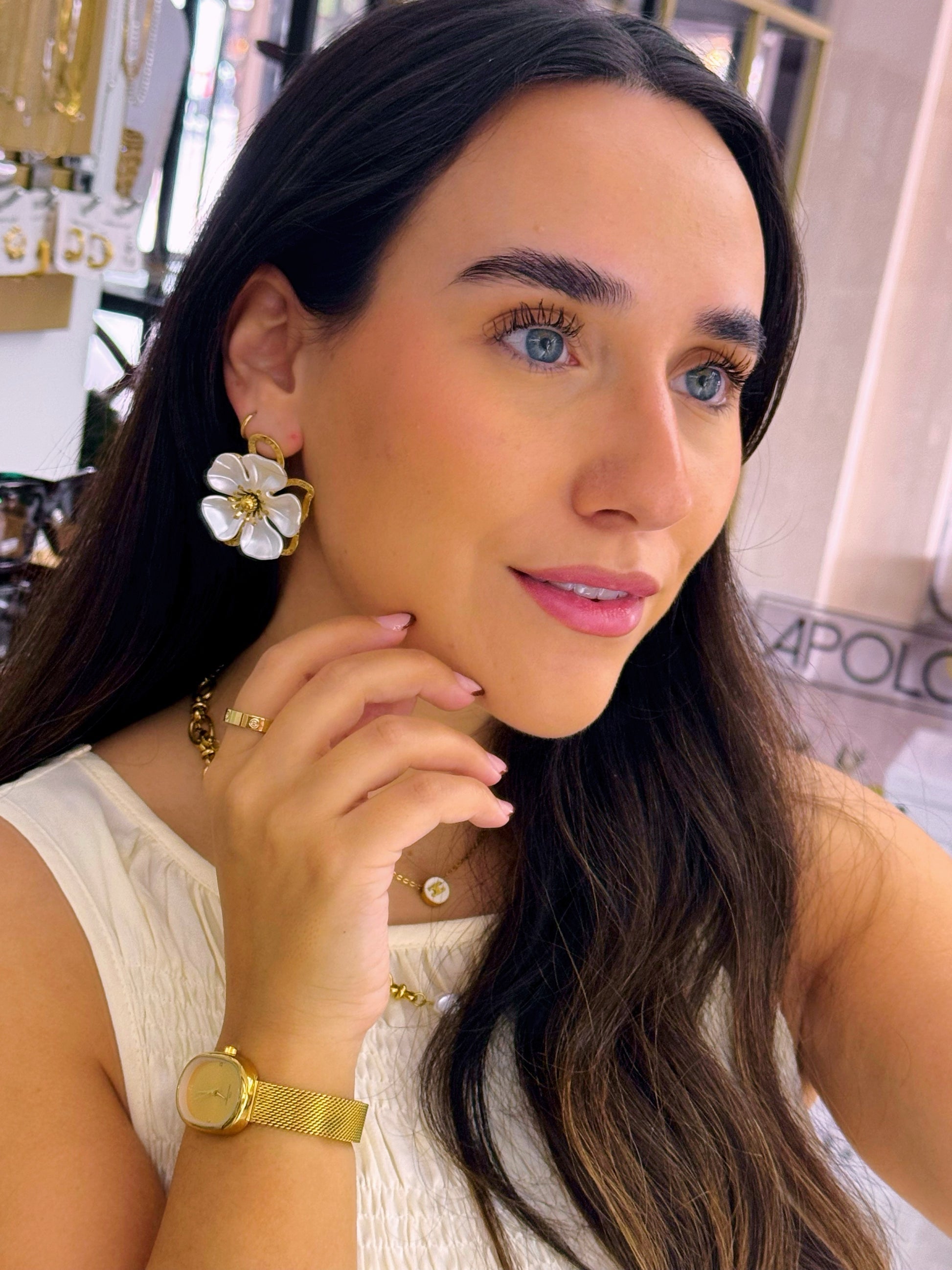 Brincos elegantes de flor em madre pérola e pormenores | Dourado