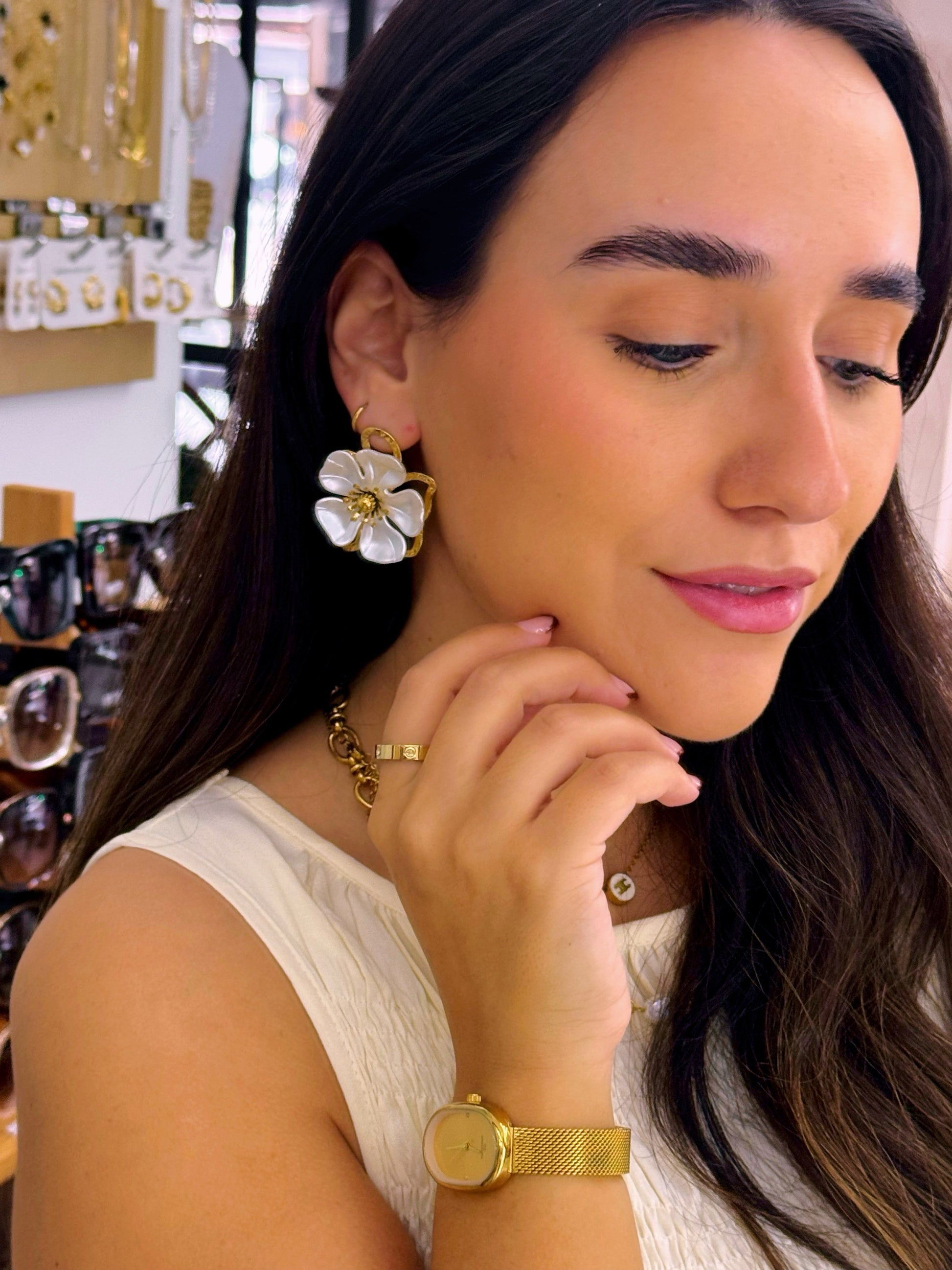 Brincos elegantes de flor em madre pérola e pormenores | Dourado