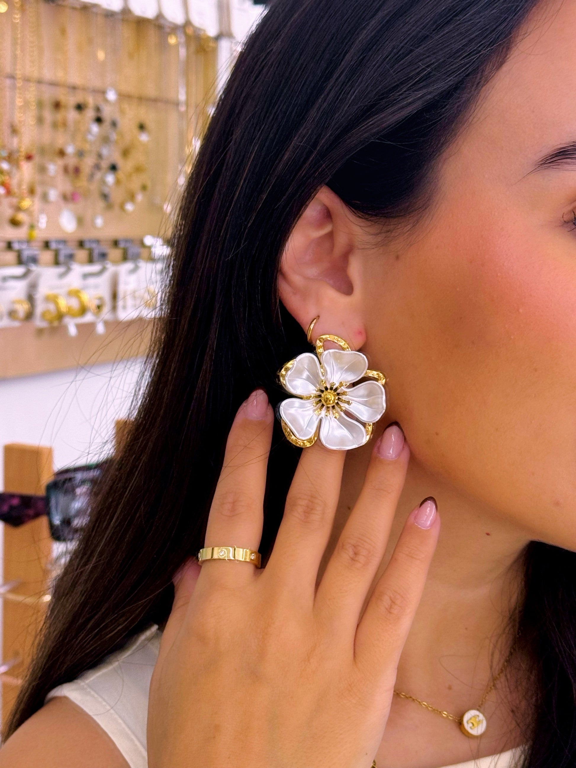 Brincos elegantes de flor em madre pérola e pormenores | Dourado
